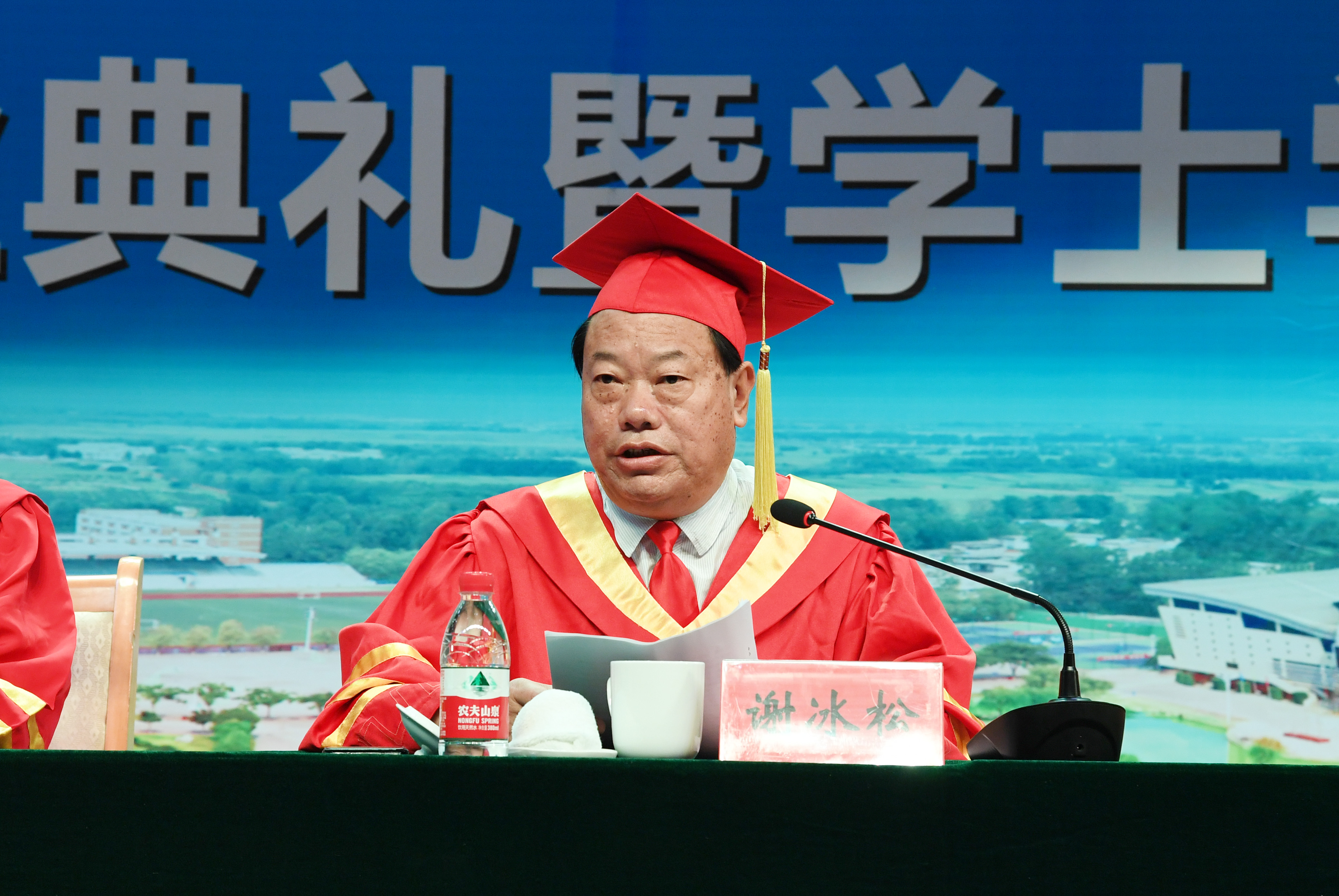 5副校长谢冰松宣读《Beat365官网关于表彰2017年优秀应届毕业生的决定》.JPG