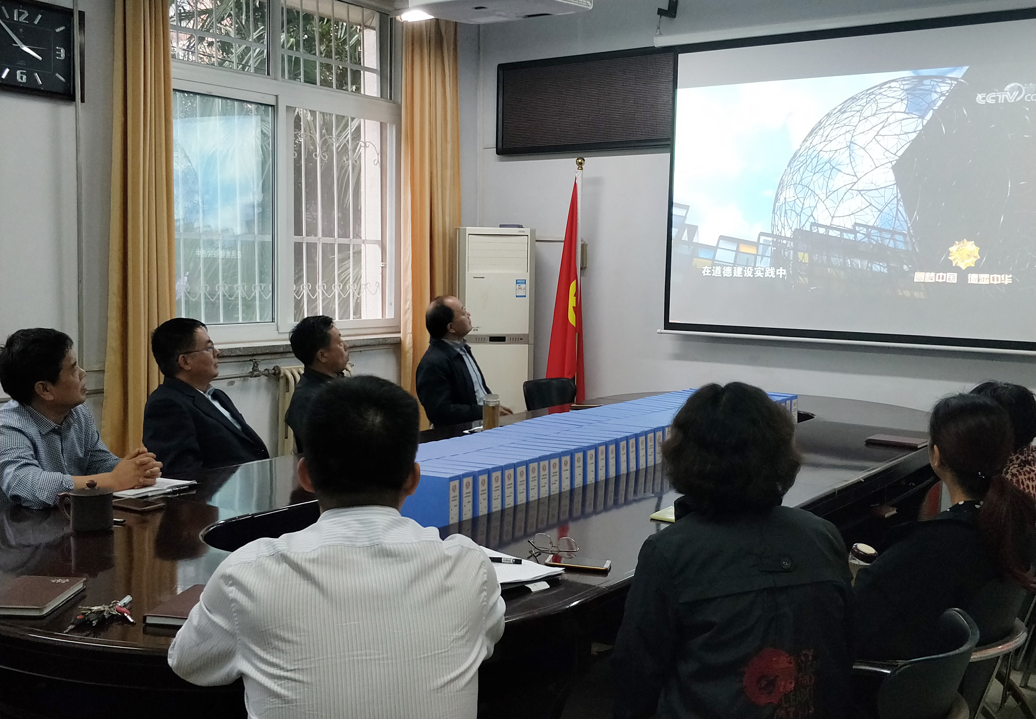 继续教育学院组织收看全国道德模范颁奖仪式..jpg