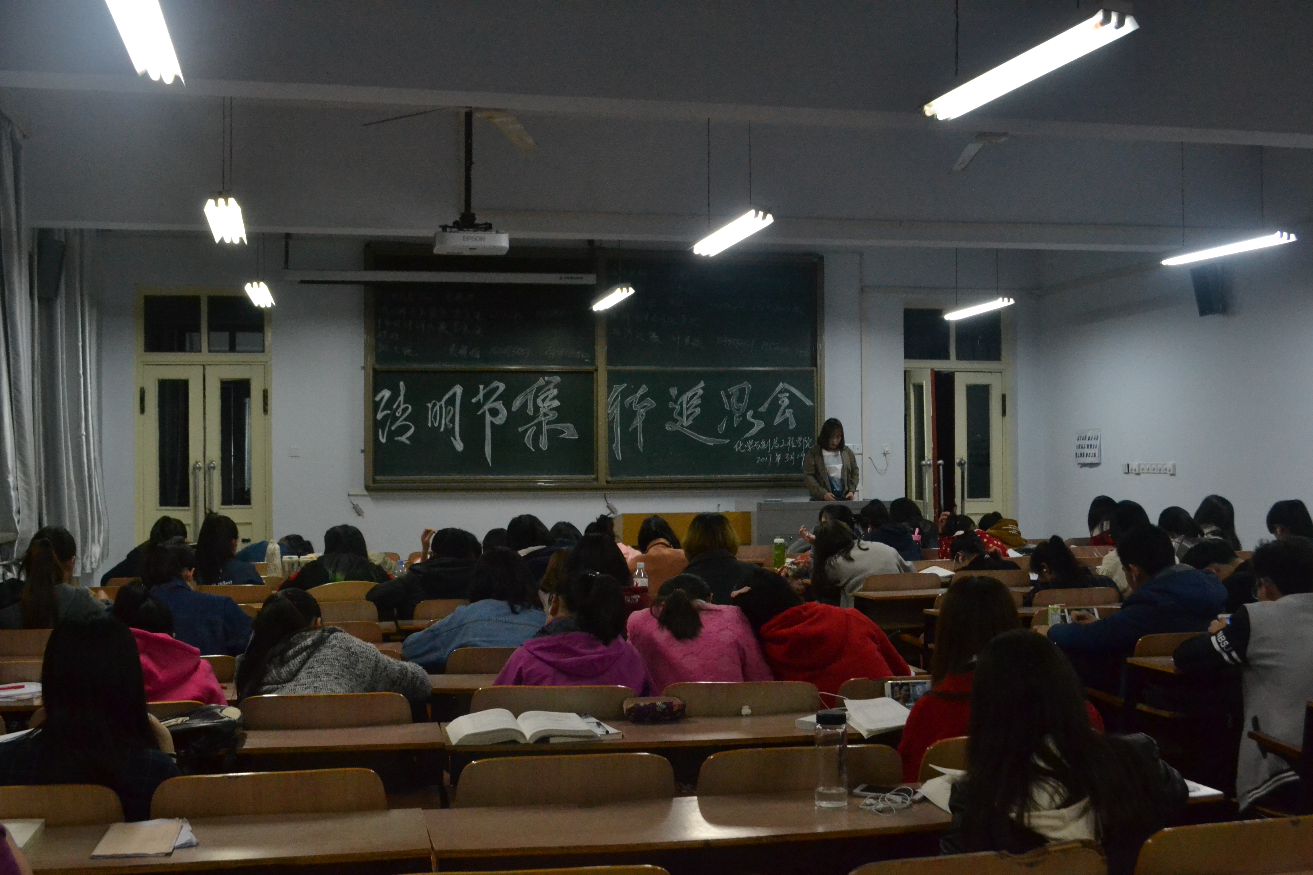 7化学与制药工程学院开展“我们的节日——清明节”集体追思会.JPG