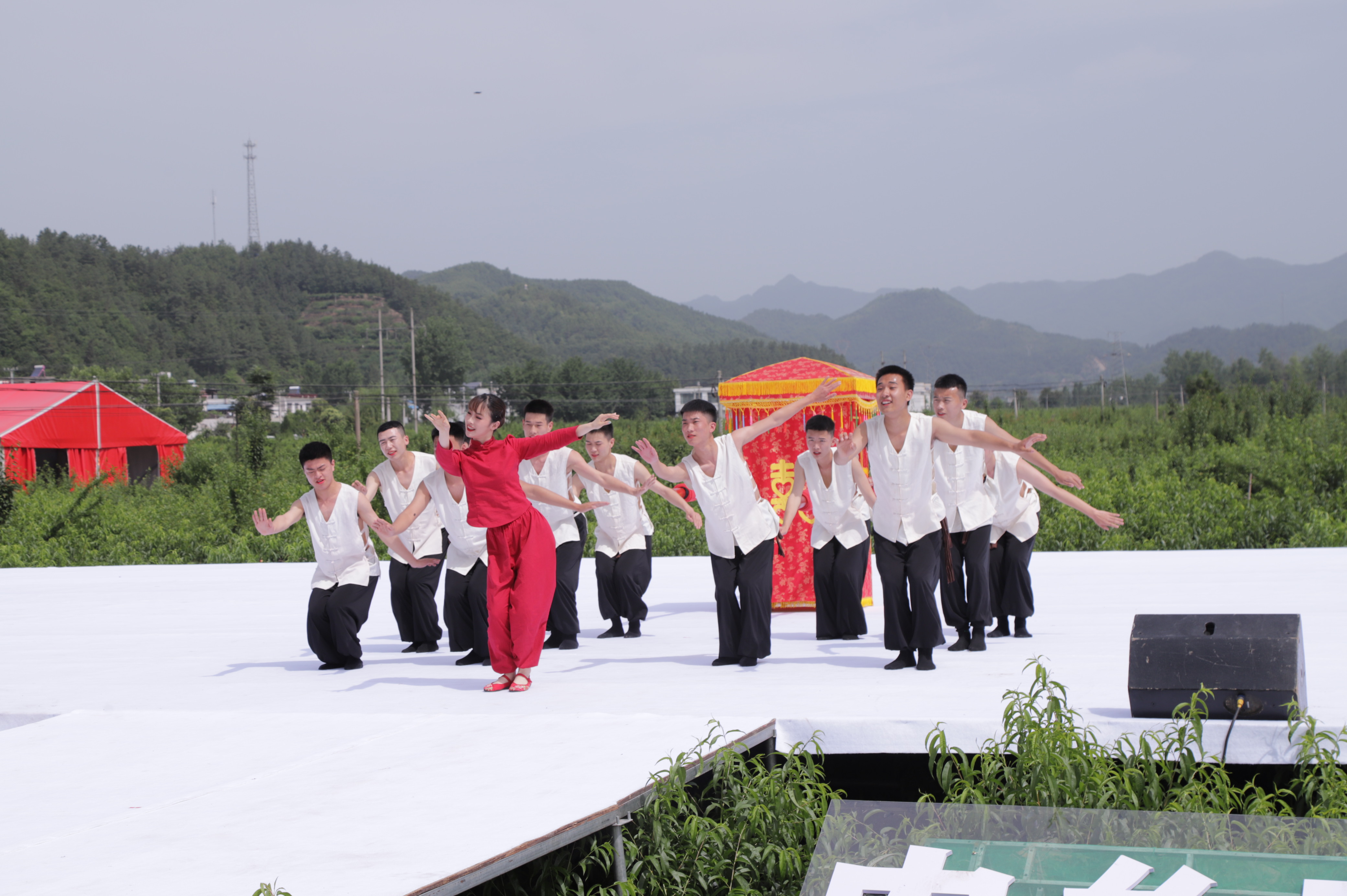 2.Beat365学生在音乐节表演节目.JPG