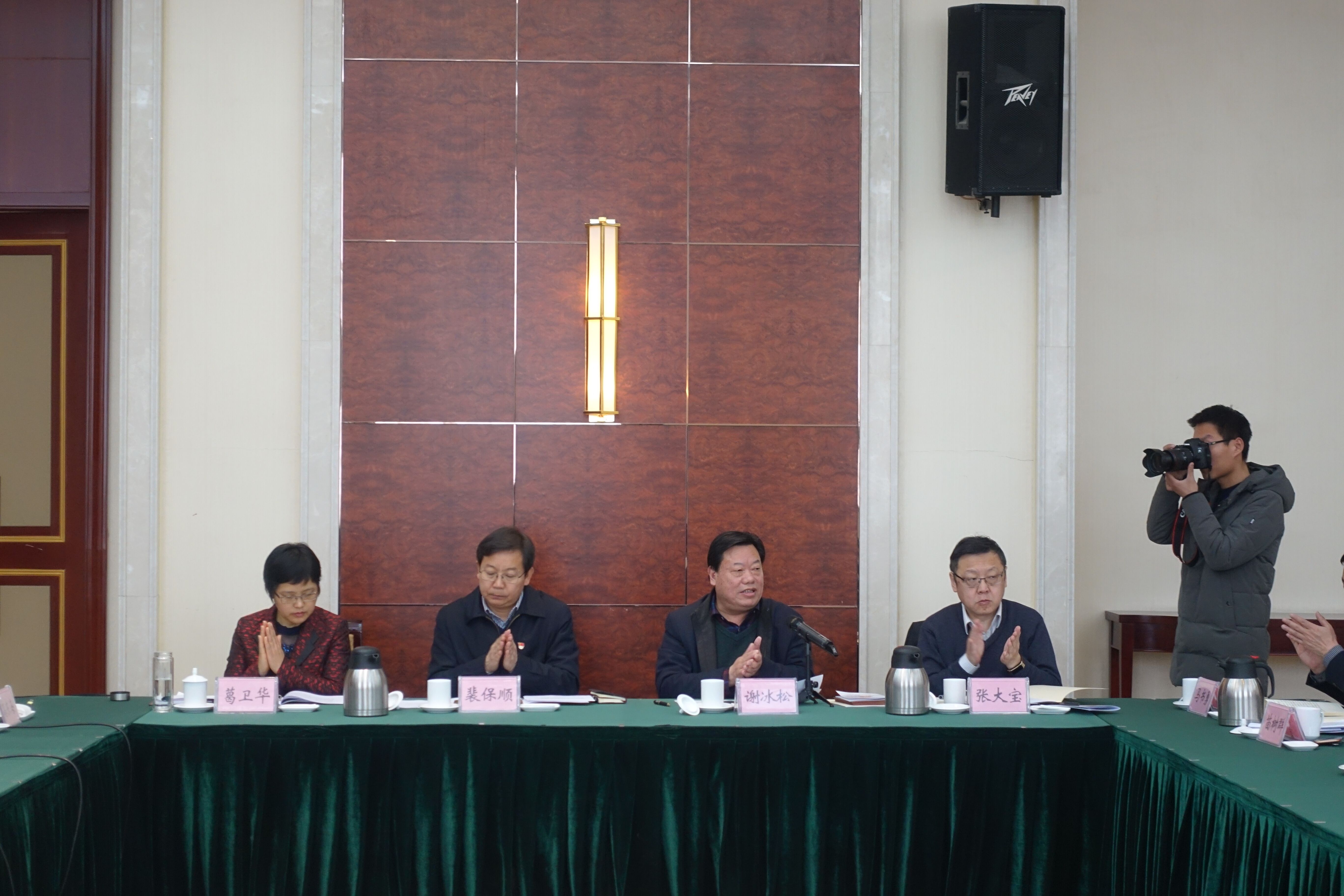 2校党委副书记谢冰松应邀在座谈会上作交流发言.jpg