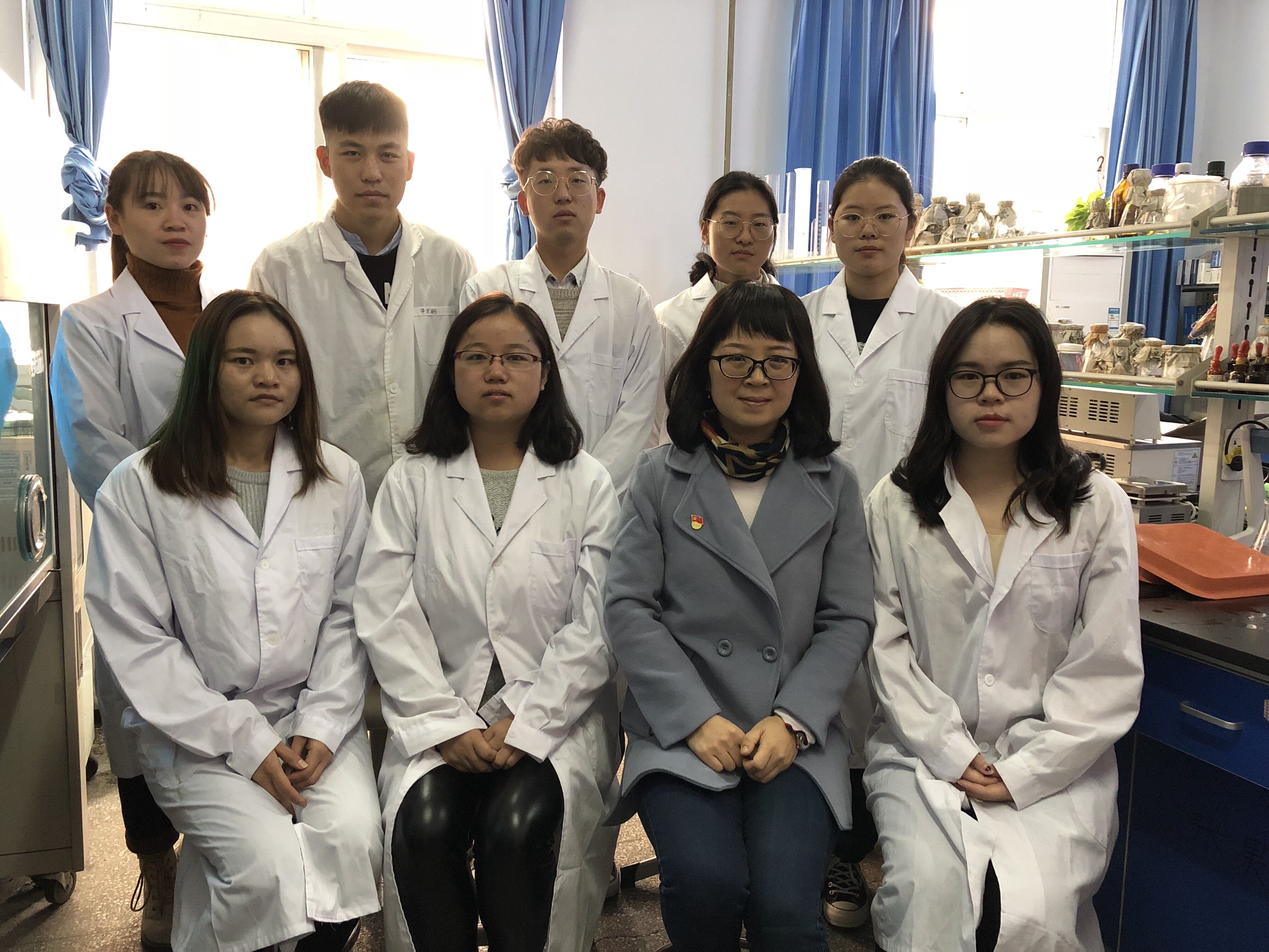牛秋红和她的部分学生在微生物实验室.jpg