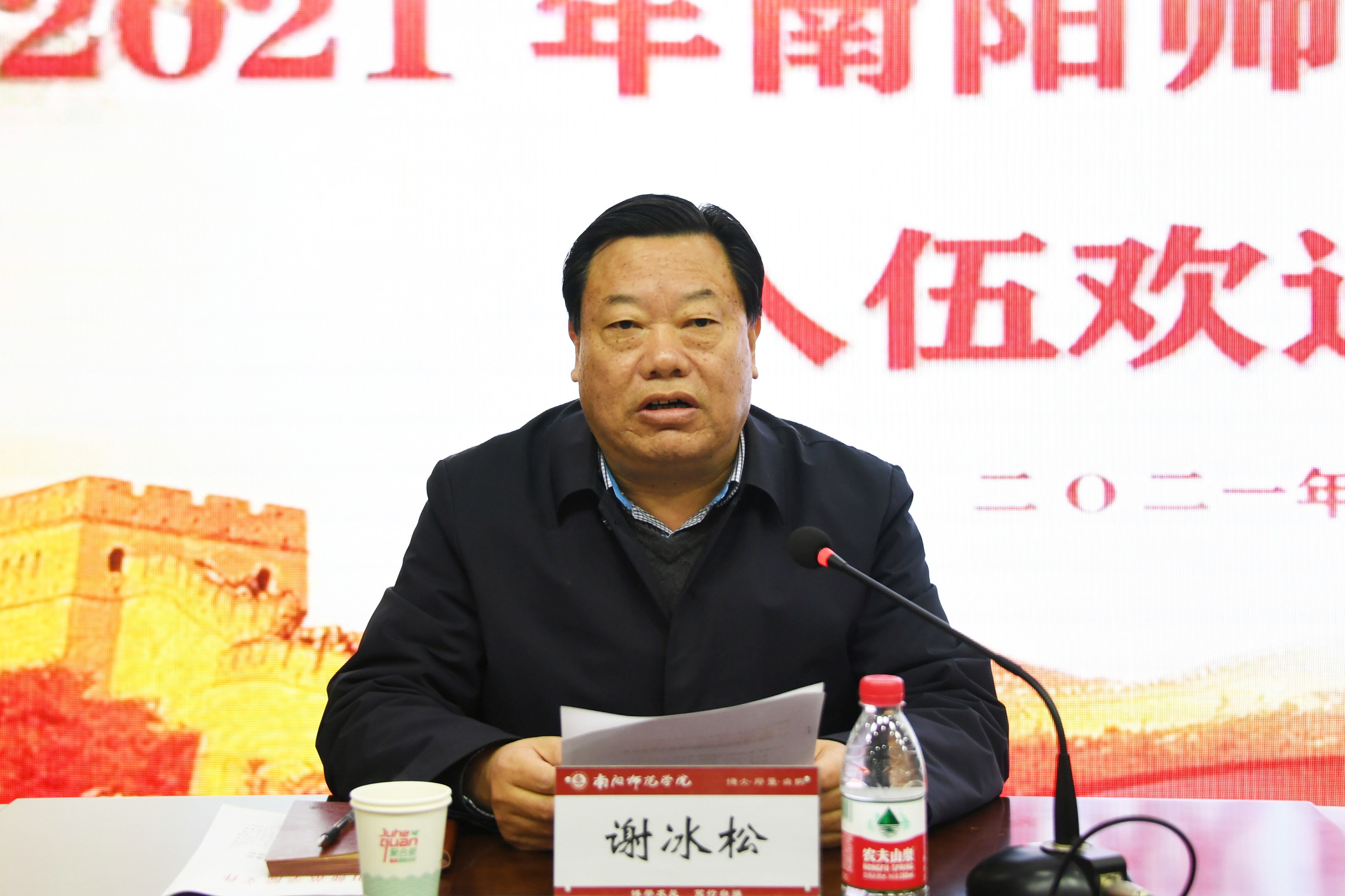 5校党委副书记谢冰松宣读《Beat365官网关于授予刘家豪等25位入伍青年“优秀大学生”荣誉称号的决定》.jpg