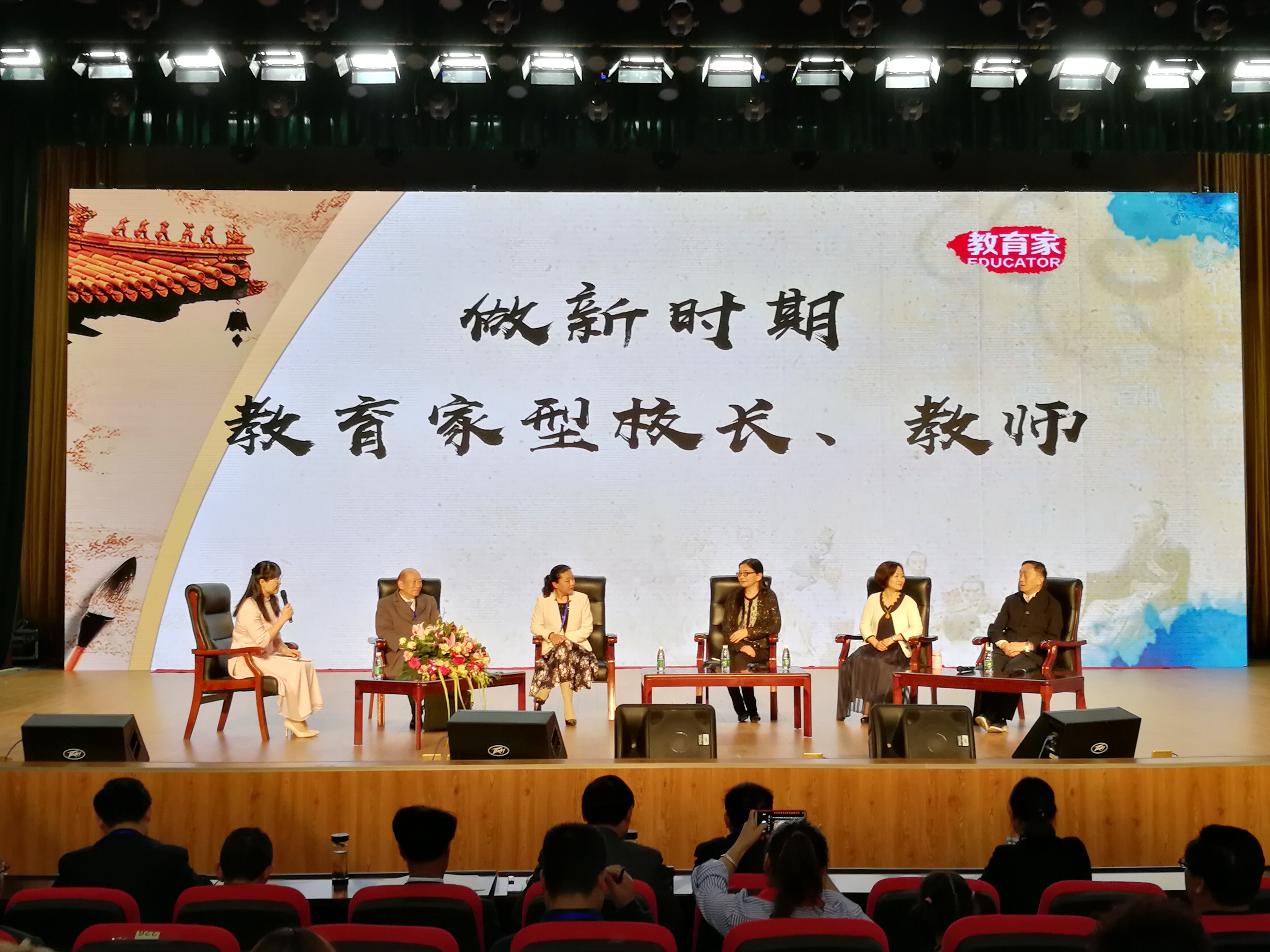 2聂振弢老师(左二)参加现场访谈.jpg