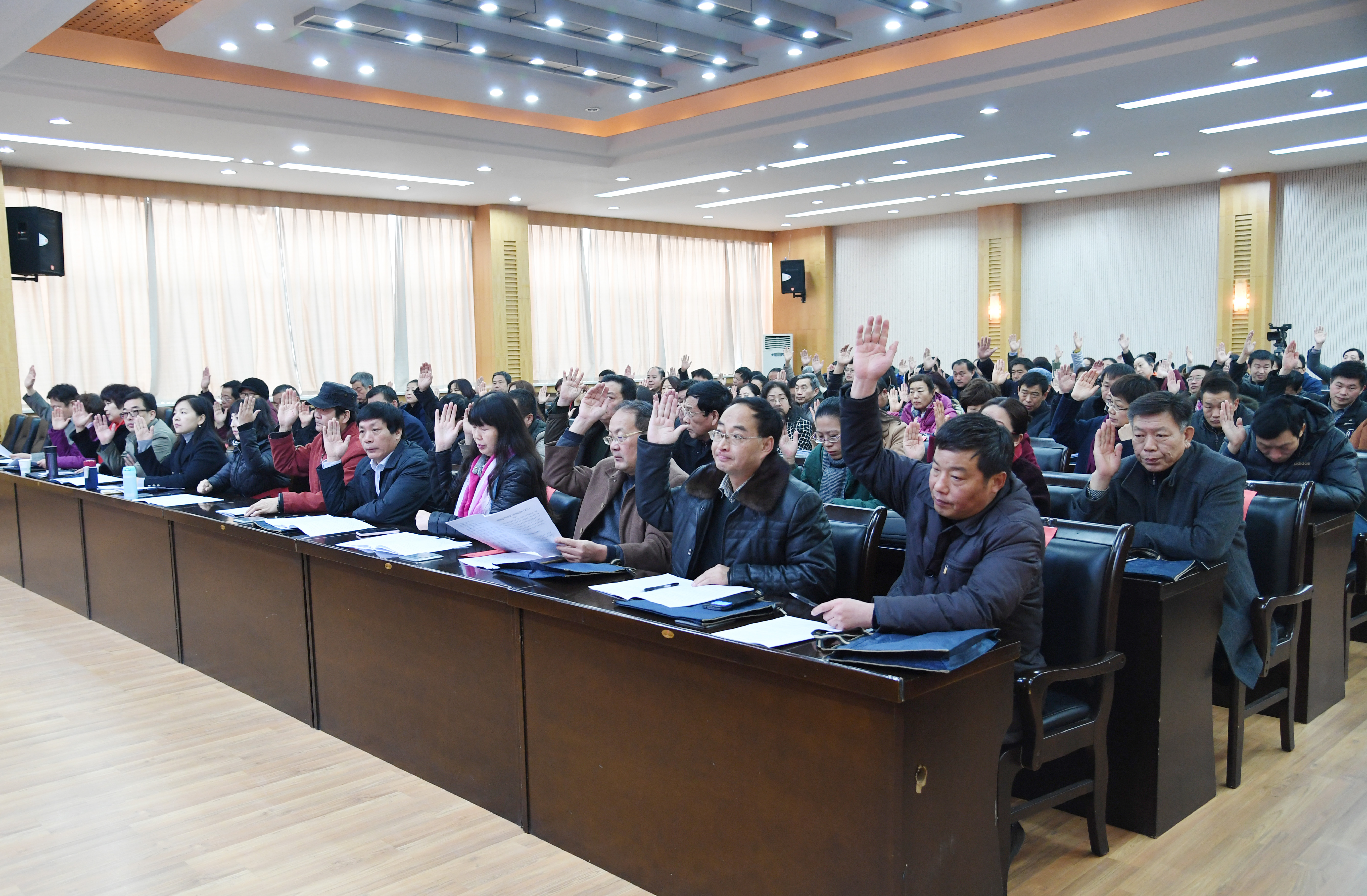 8全体与会代表表决通过《Beat365官网绩效工资分配方案（试行）》（草案）和会议决议.jpg