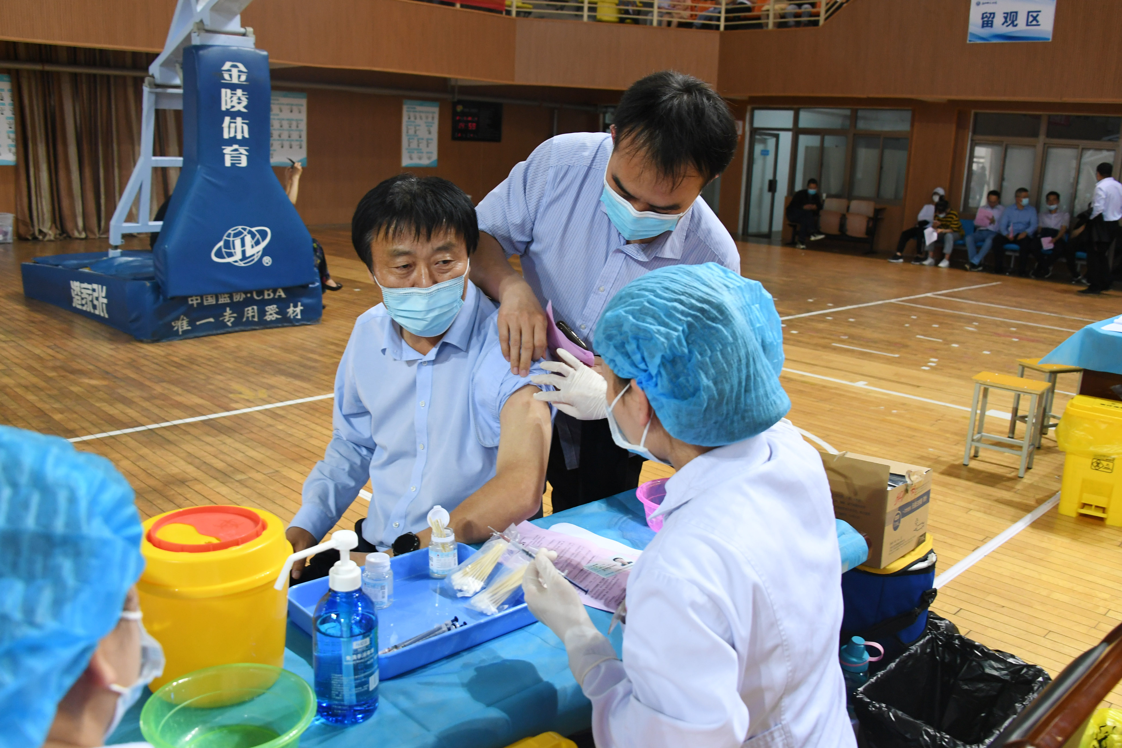 4.校党委副书记邵书峰接种疫苗.jpg