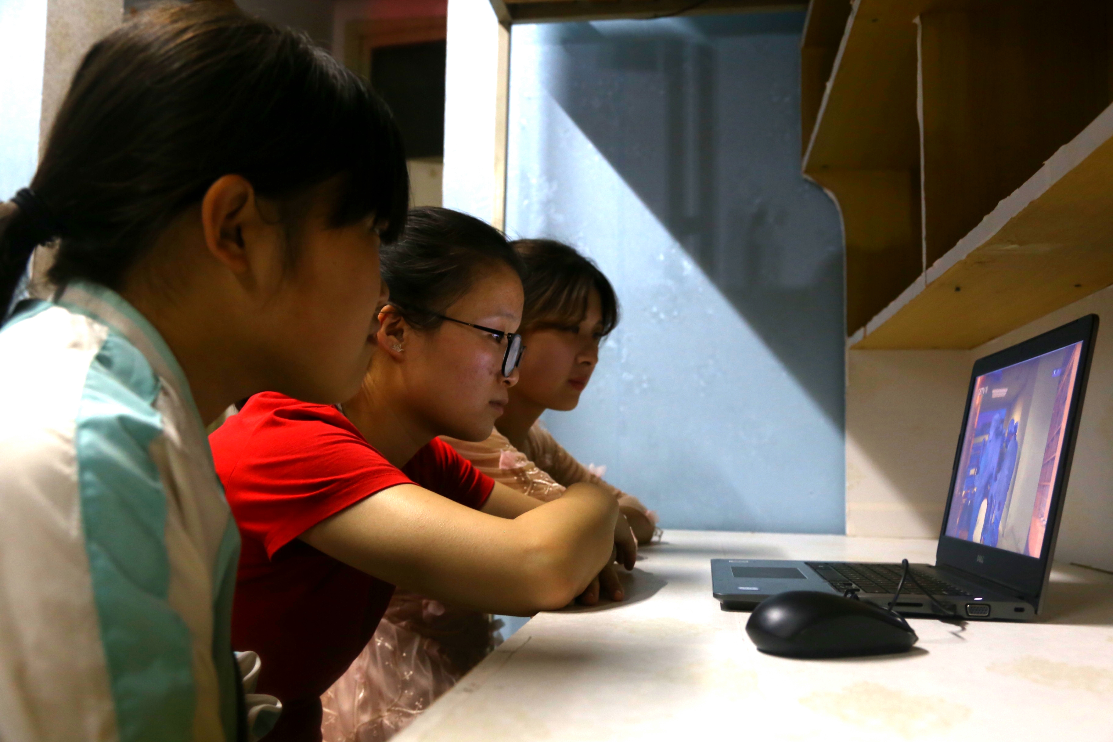 5文史学院学生在宿舍收看直播授课.jpg