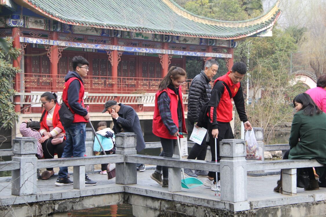 软件学院在人民公园开展志愿活动.jpg