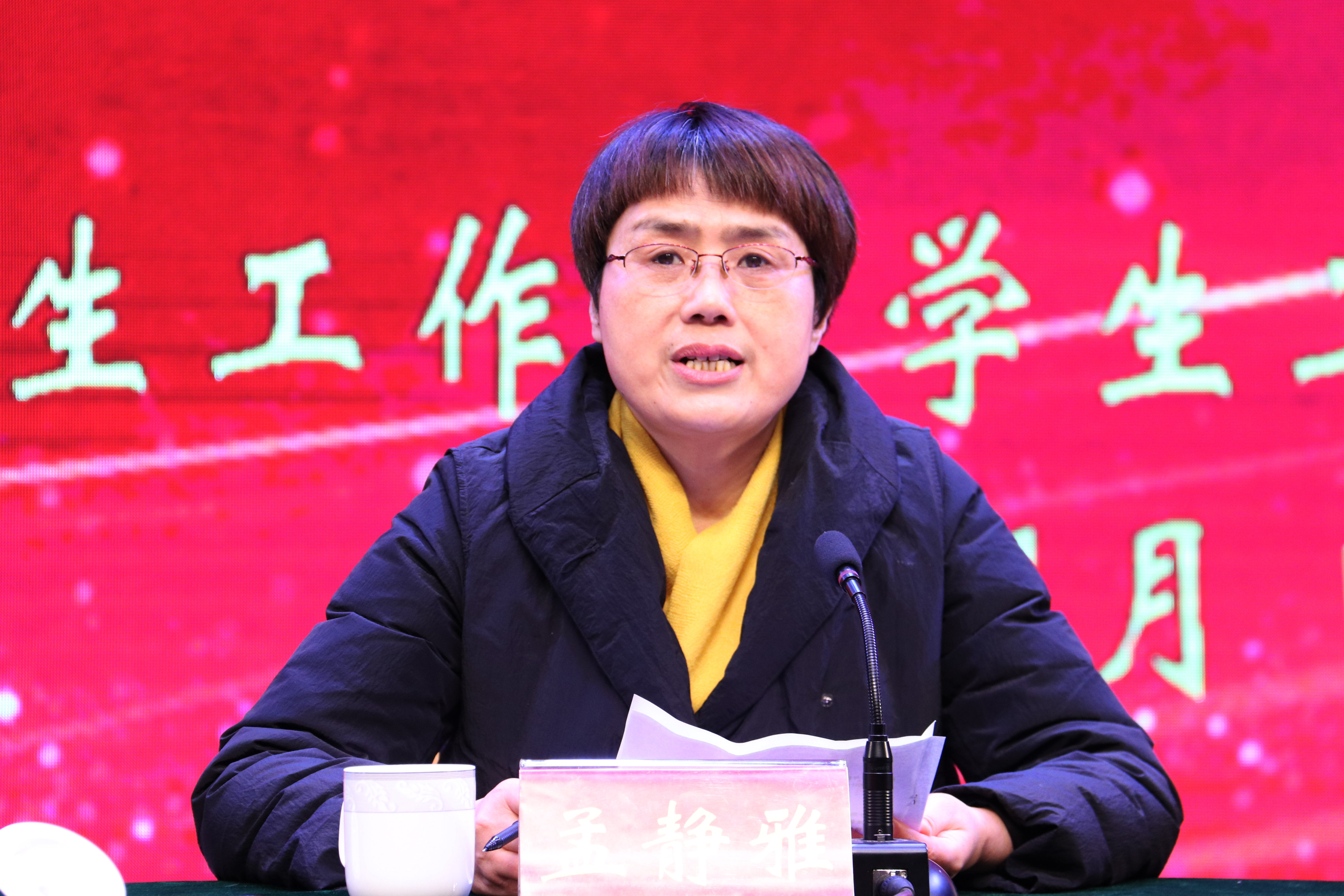 5副校长孟静雅宣读《Beat365官网关于对荣获2018级优秀新生学奖学金表彰的决定》文件.JPG