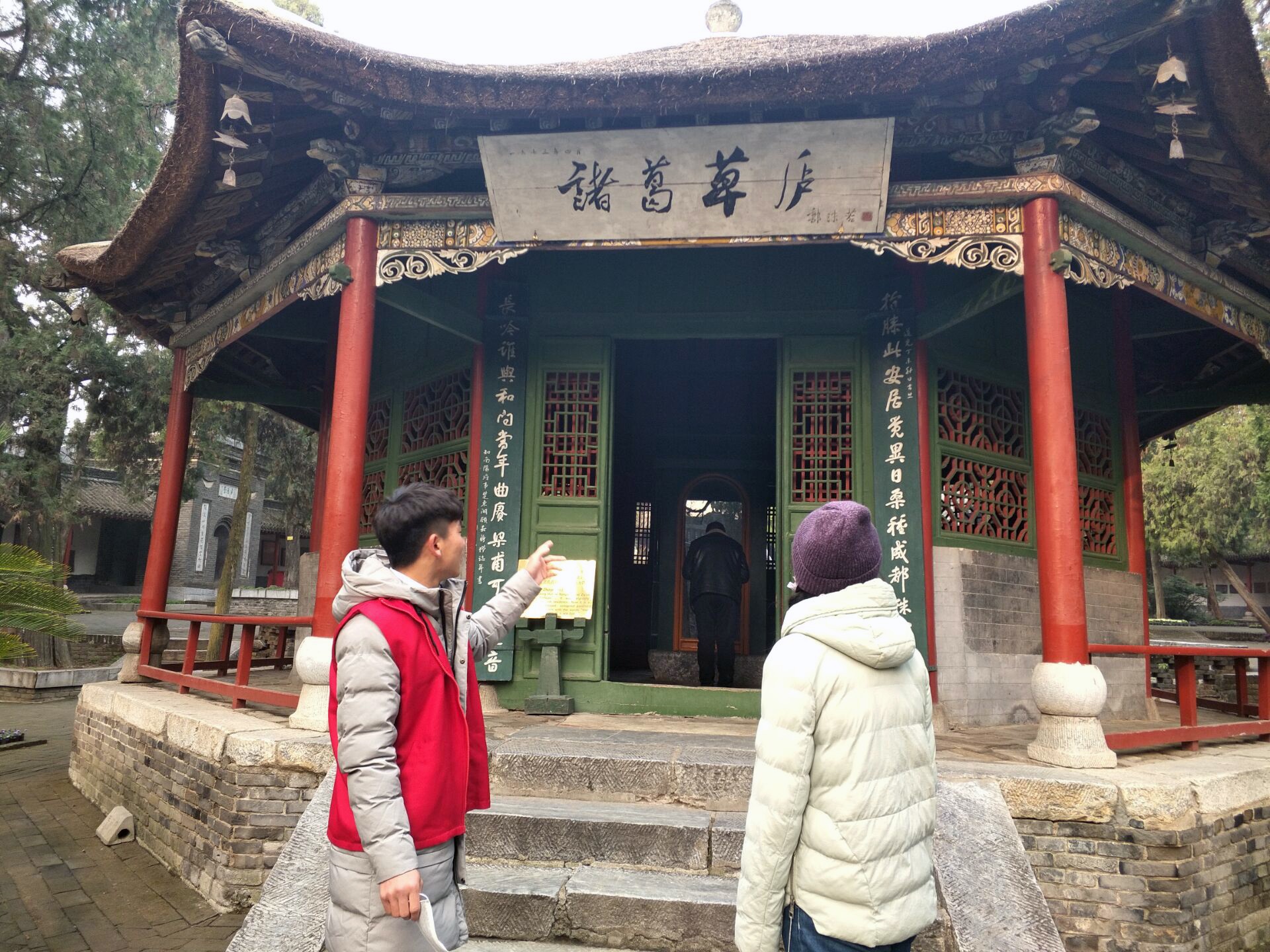 志愿者在诸葛草庐前向游客耐心讲解.jpg