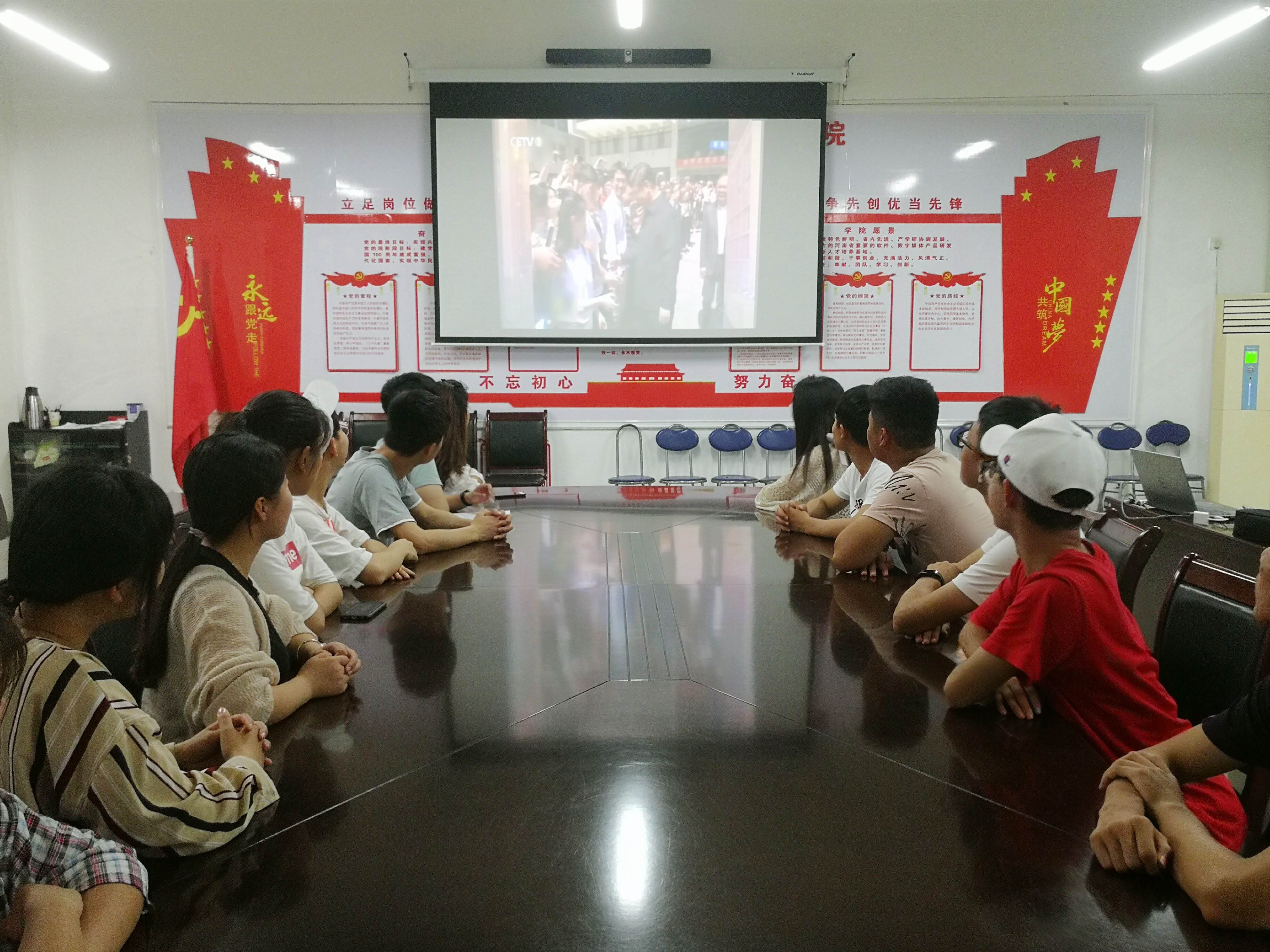4软件学院师生集中收看直播授课.jpg