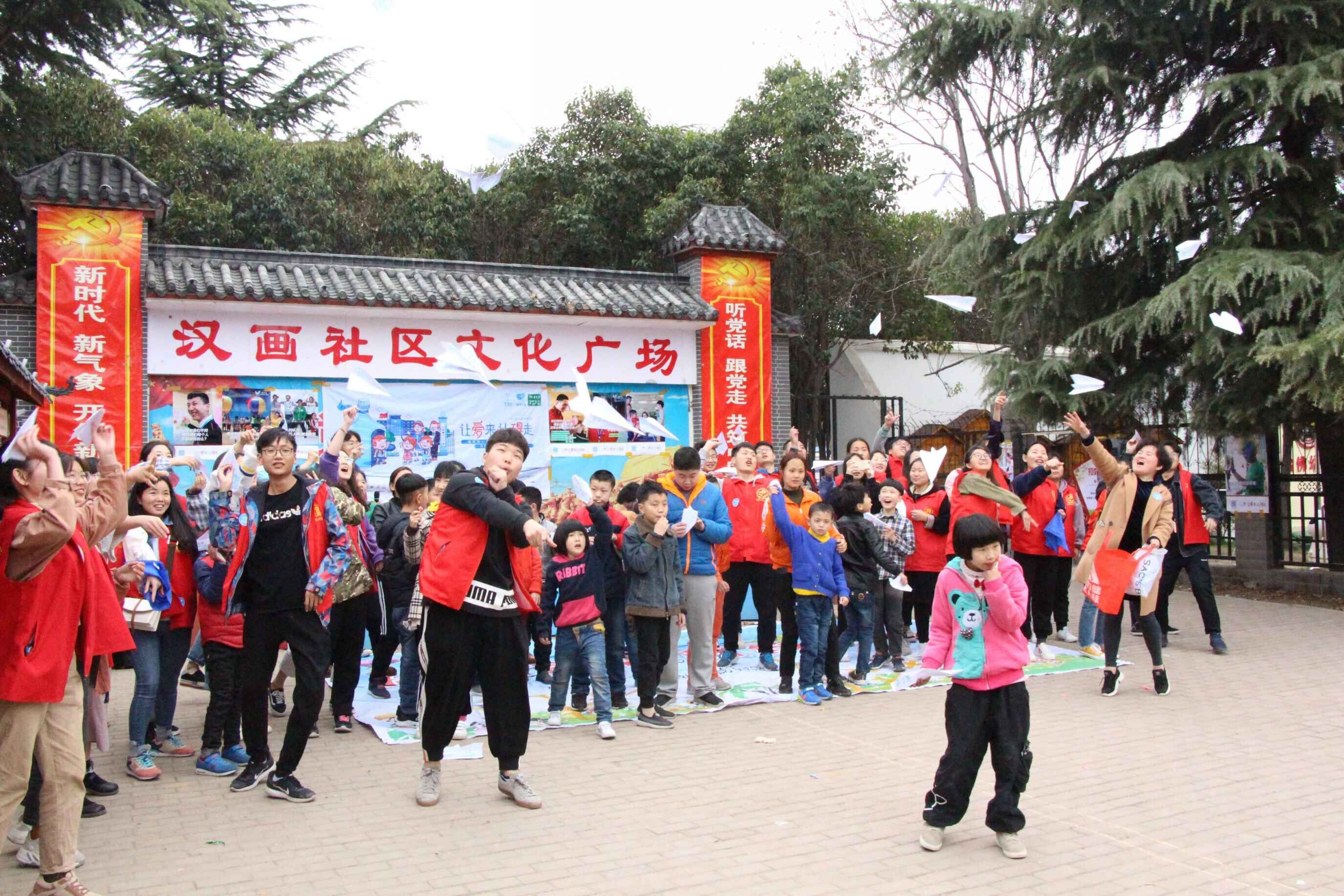 “让爱来，让碍走”——珠宝玉雕学院志愿者助力“自闭症日”公益宣传活动.jpg