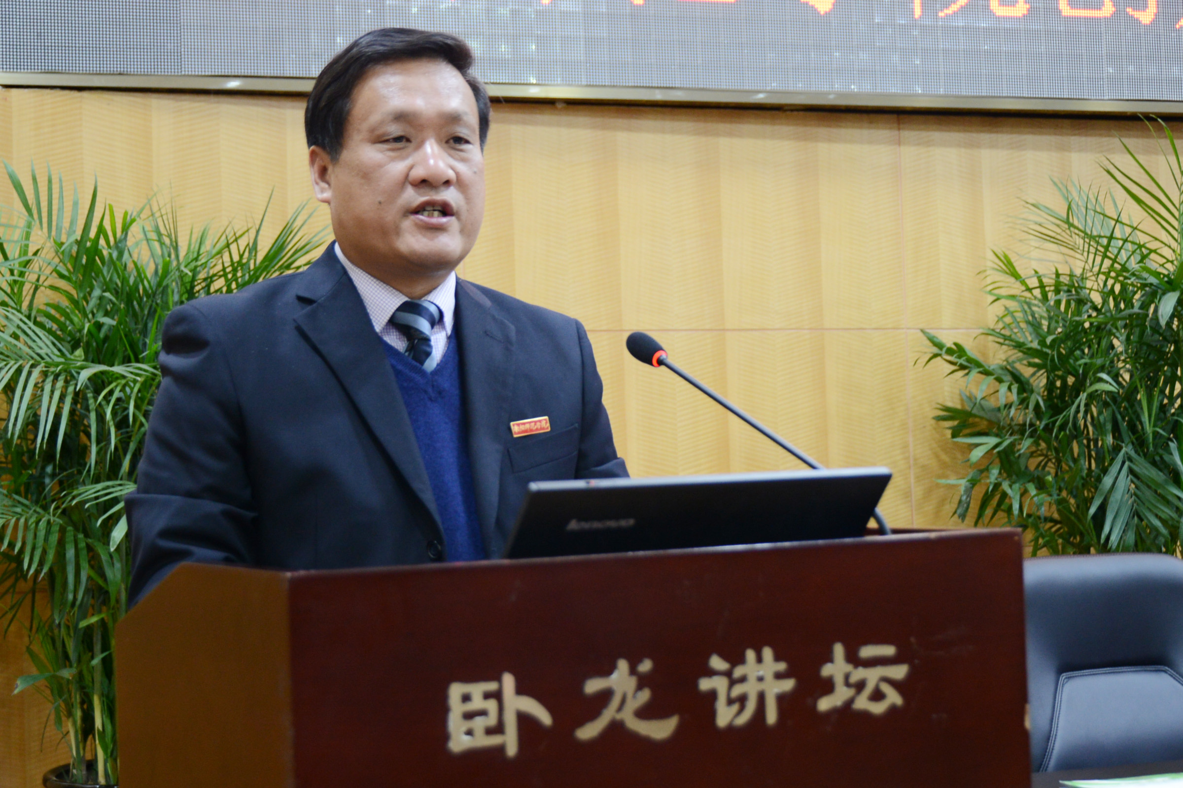 4校党委书记黄荣杰汇报Beat365全国文明单位创建工作.JPG