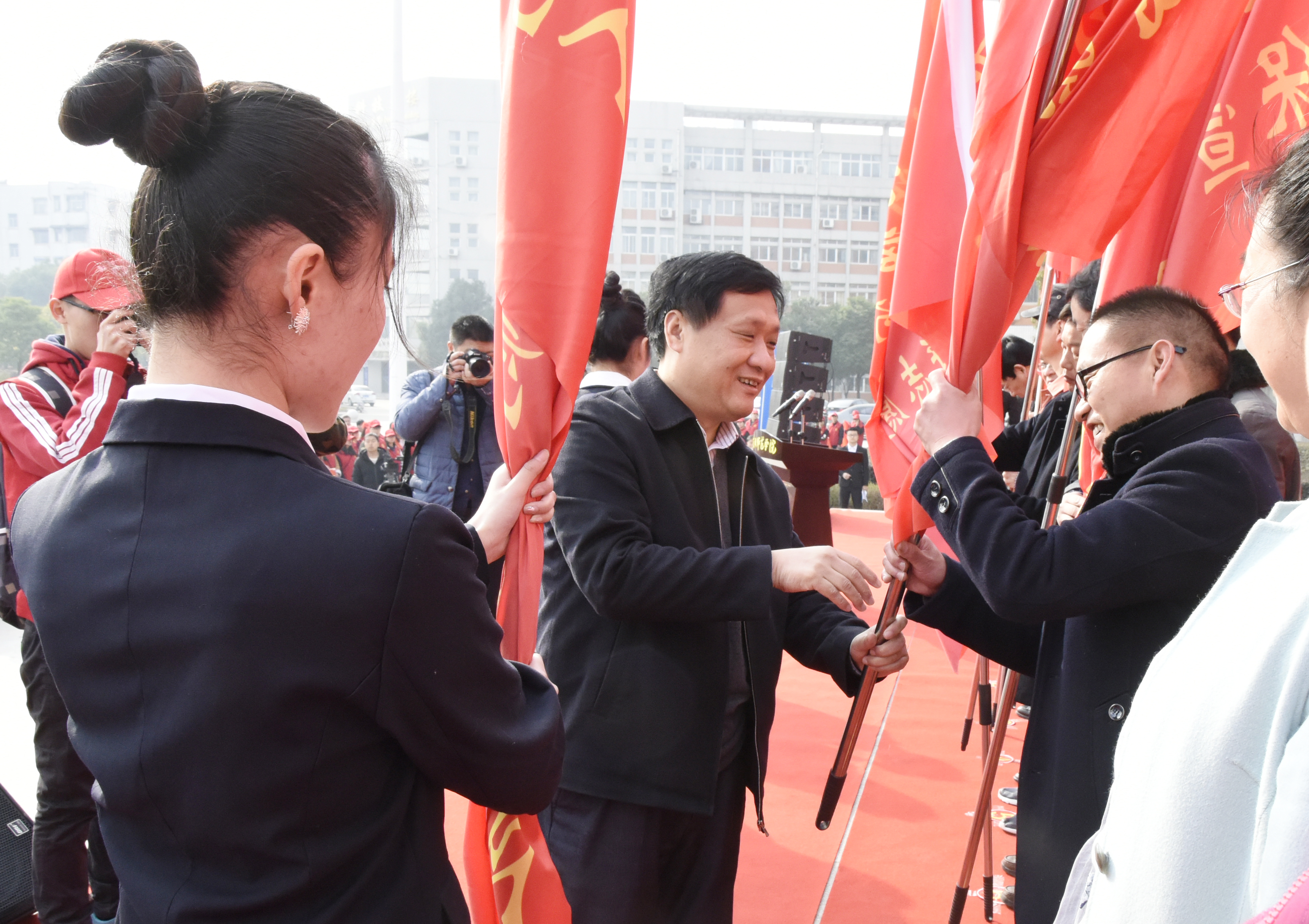 3黄荣杰为志愿者服务队授旗.jpg