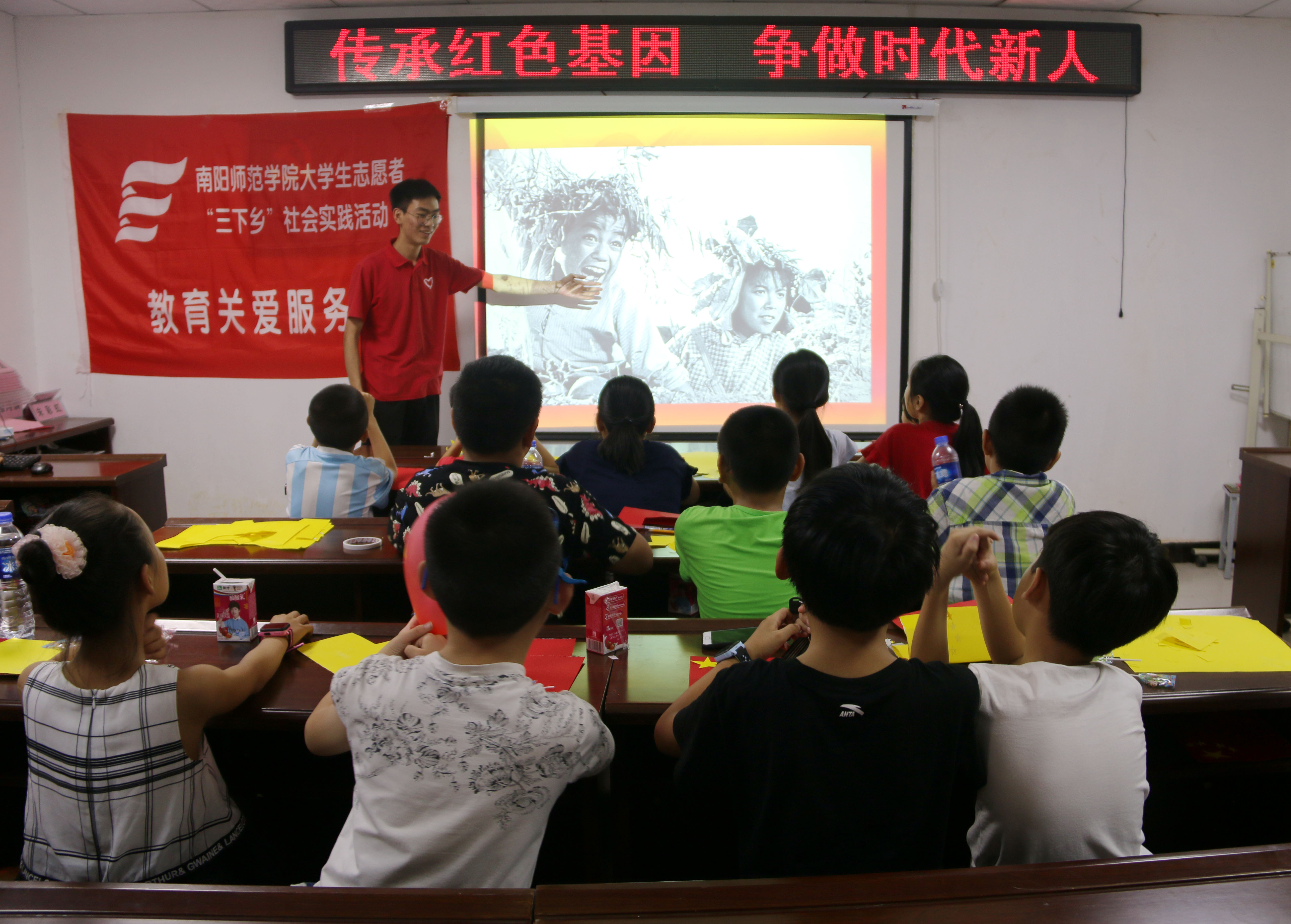 数学与统计学院走进文化社区开展暑期三下乡社会实践活动.JPG