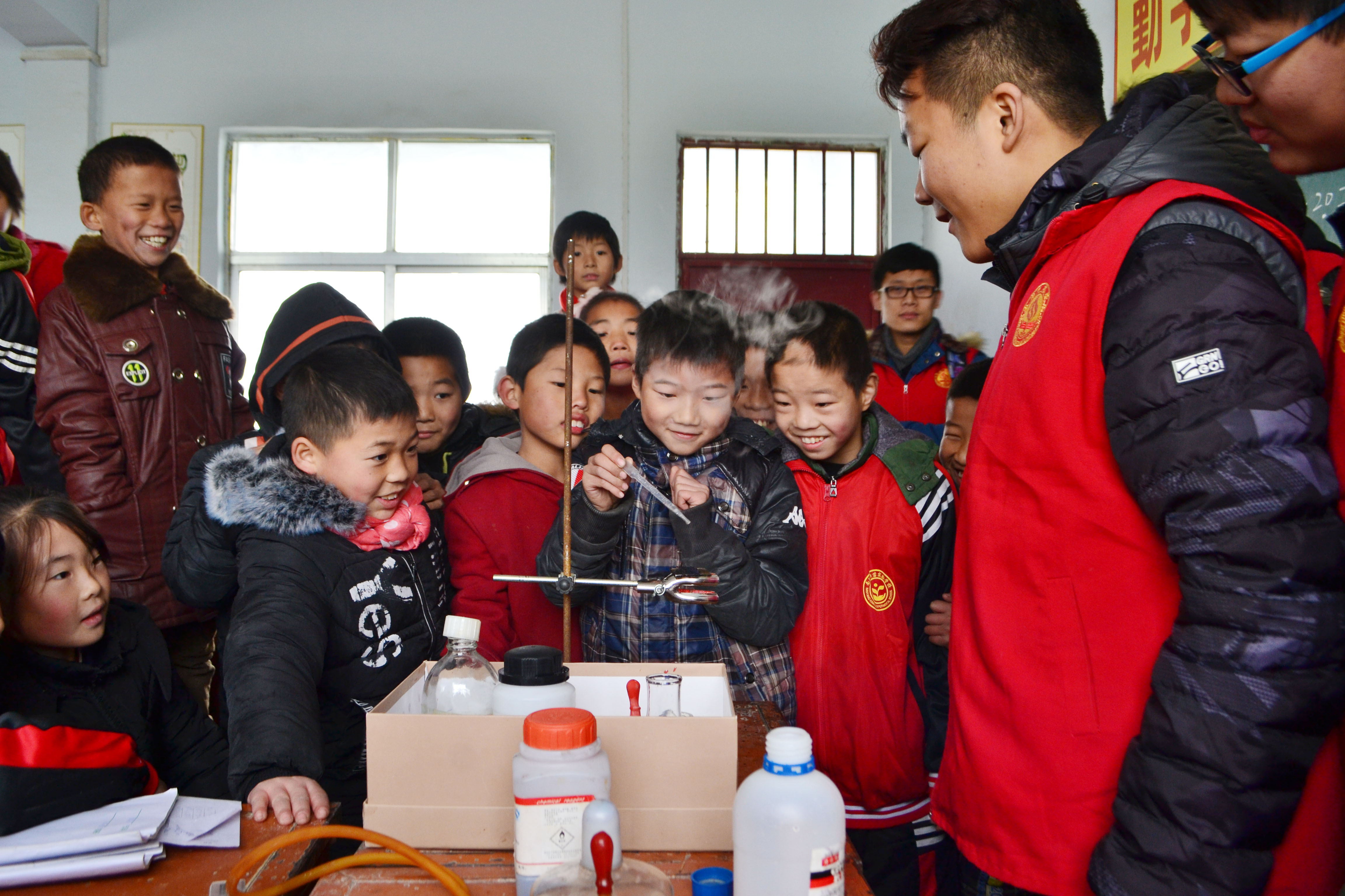 化学与制药工程学院志愿者团队赴南阳市新苗小学开展爱心支教志愿服务活动.JPG