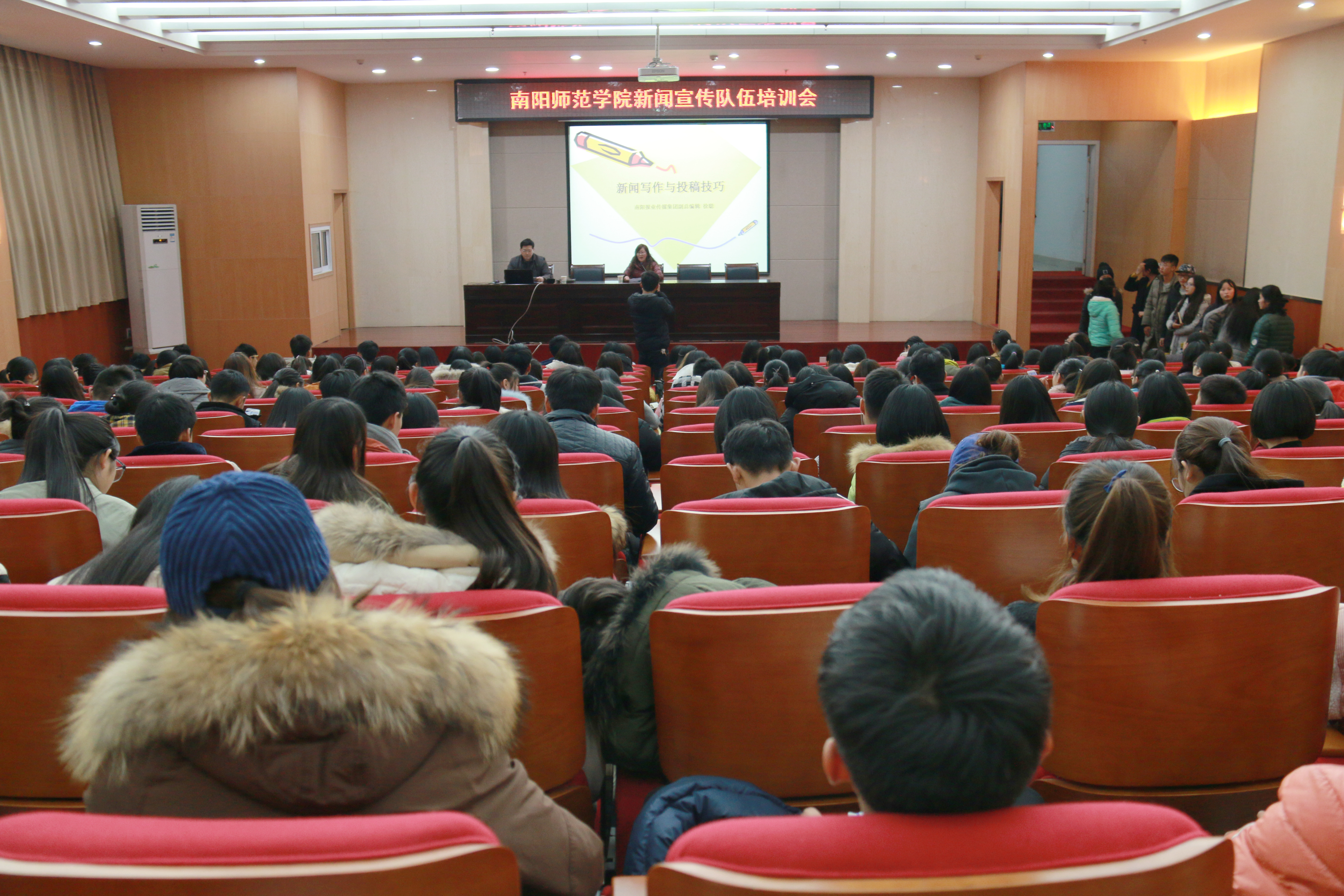 1南阳报业传媒集团副总编辑徐聪（左一）担任主讲.jpg