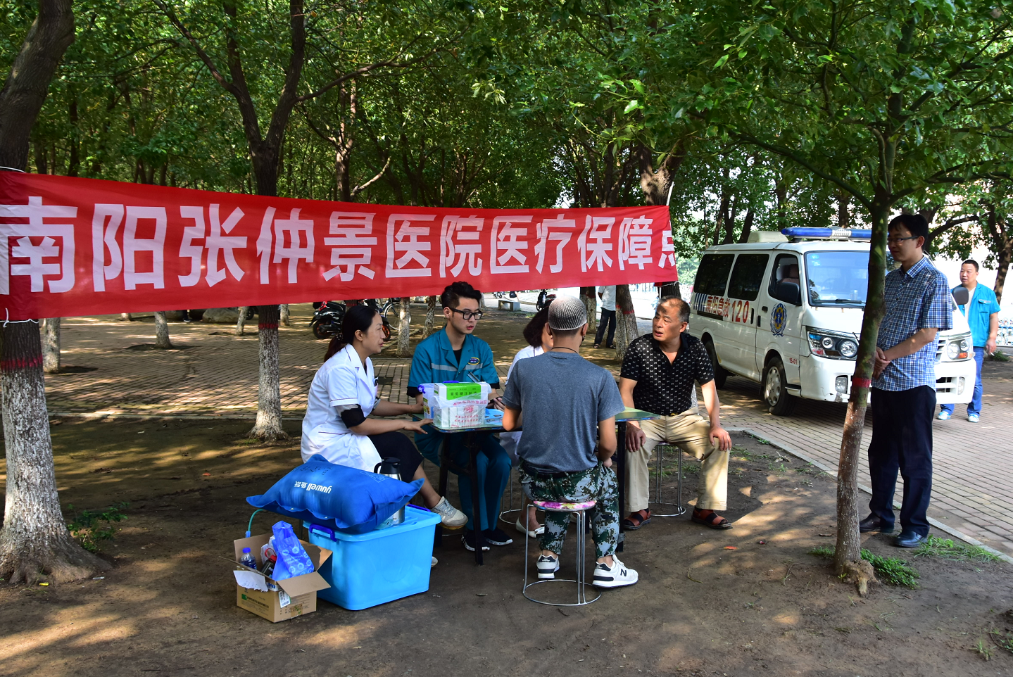 1军训医疗工作保障队和张仲景医院值班医生蹲守医疗保障点.png