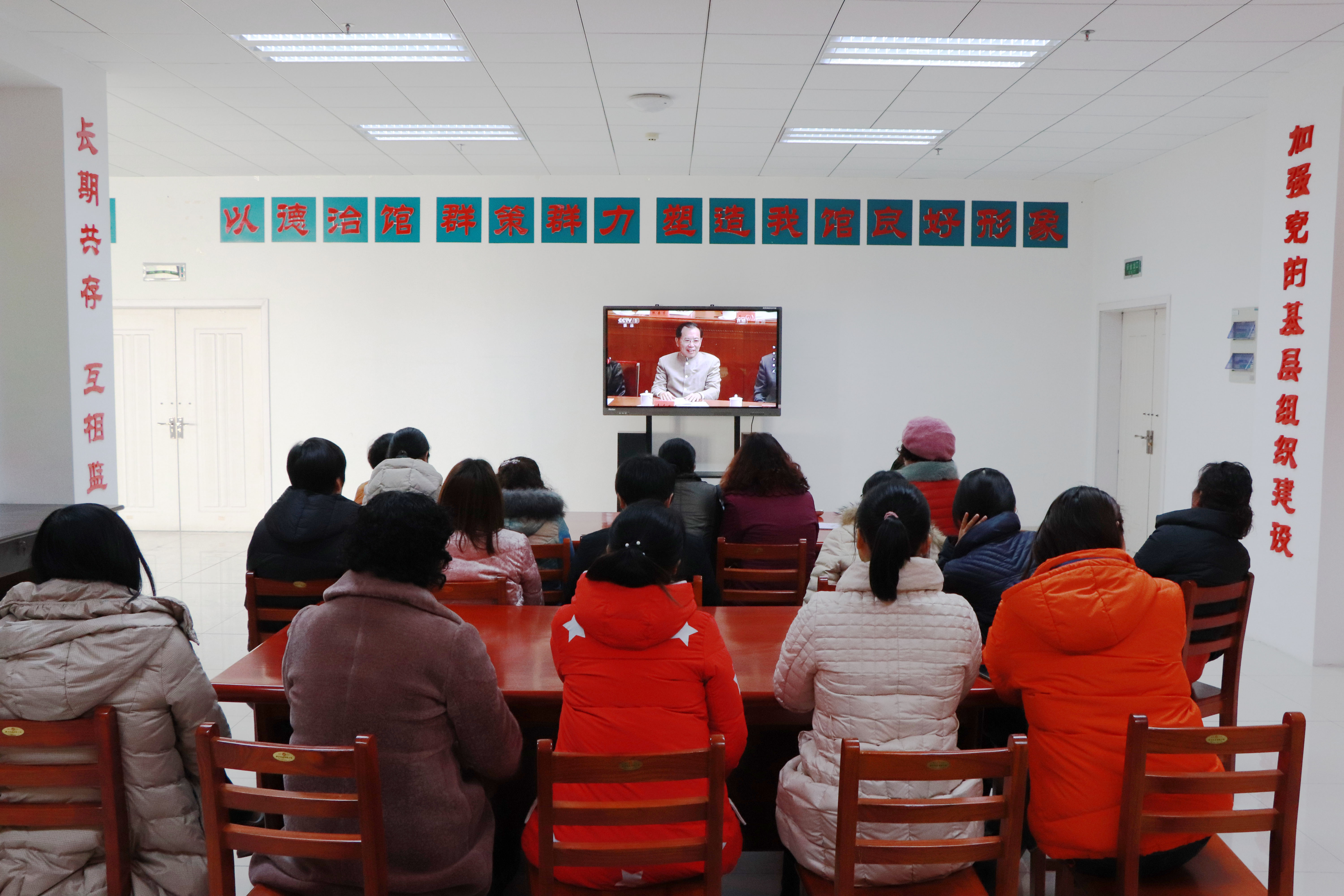 8图书馆师生观看纪念改革开放40周年大会直播.jpg