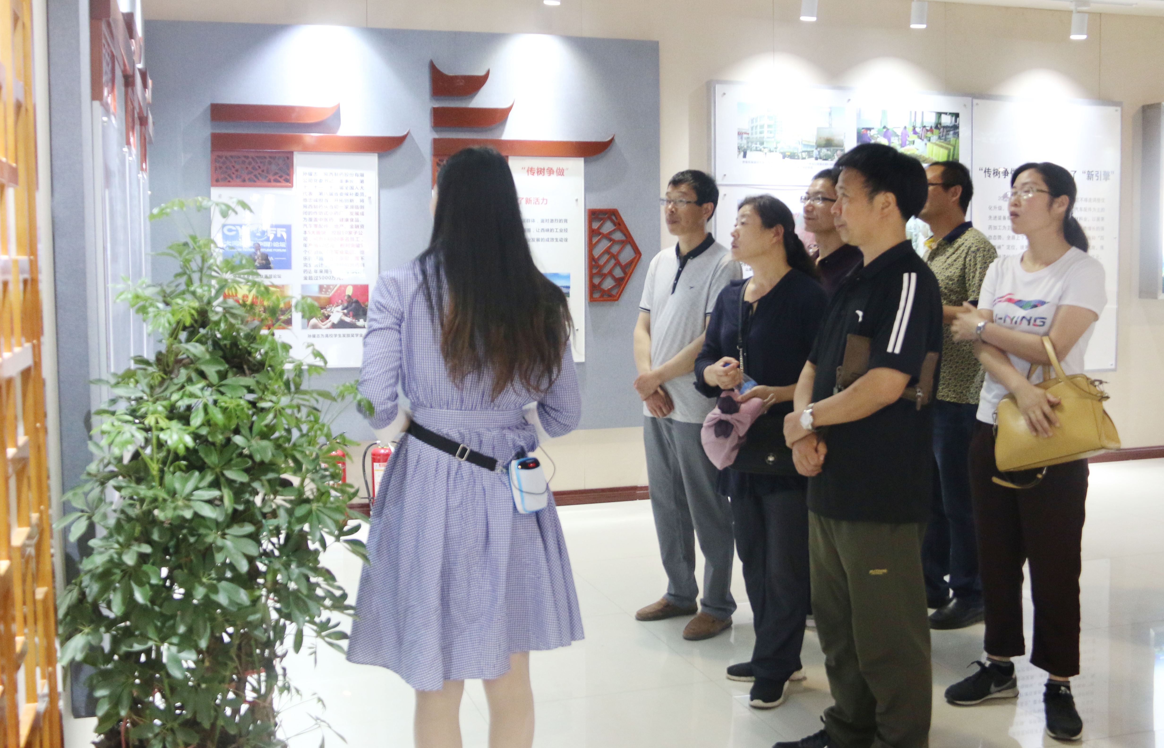 数学与统计学院组织教工党员赴西峡县开展观摩教育活动.JPG