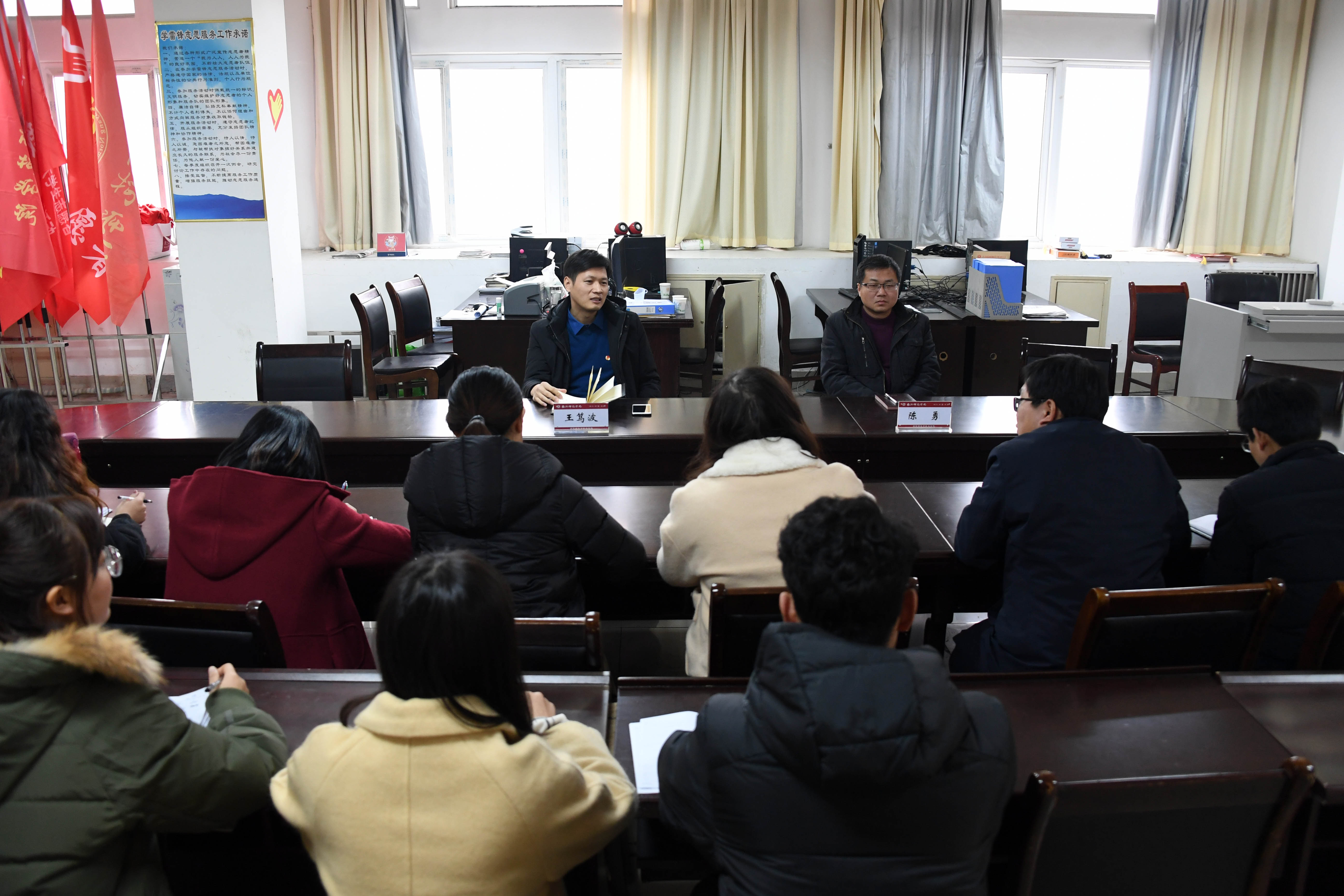 4王笃波和陈勇在Beat365志愿者工作站与部分学院团委书记和“十佳团支部”“十佳团支书”代表进行座谈.JPG