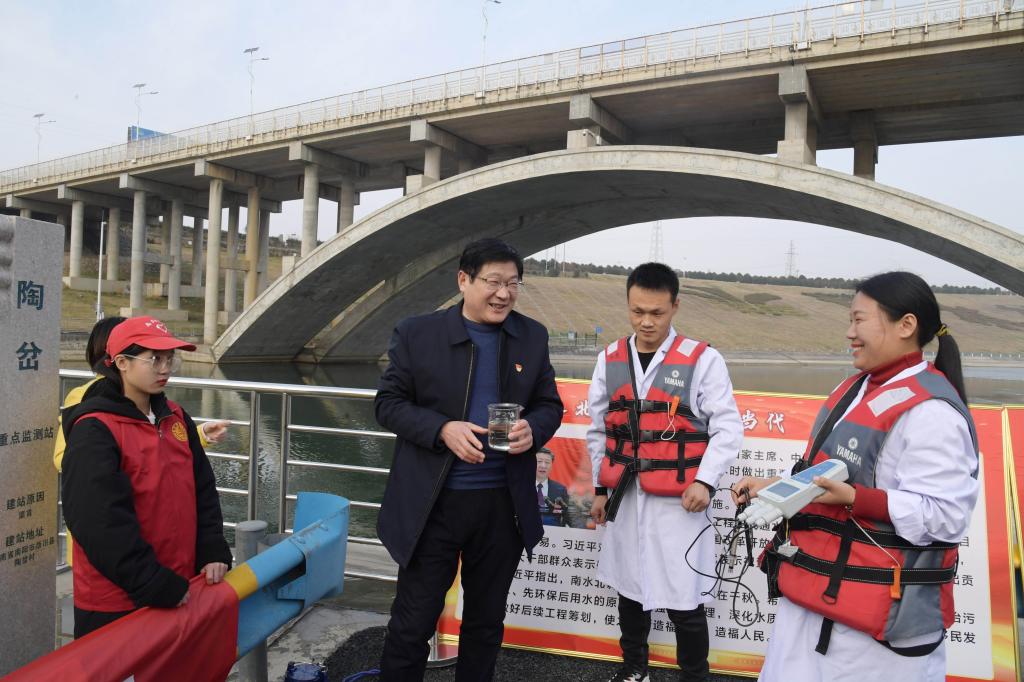 2Beat365官网党委书记卢志文在南水北调渠首水质监测站点与监测人员交流.jpg