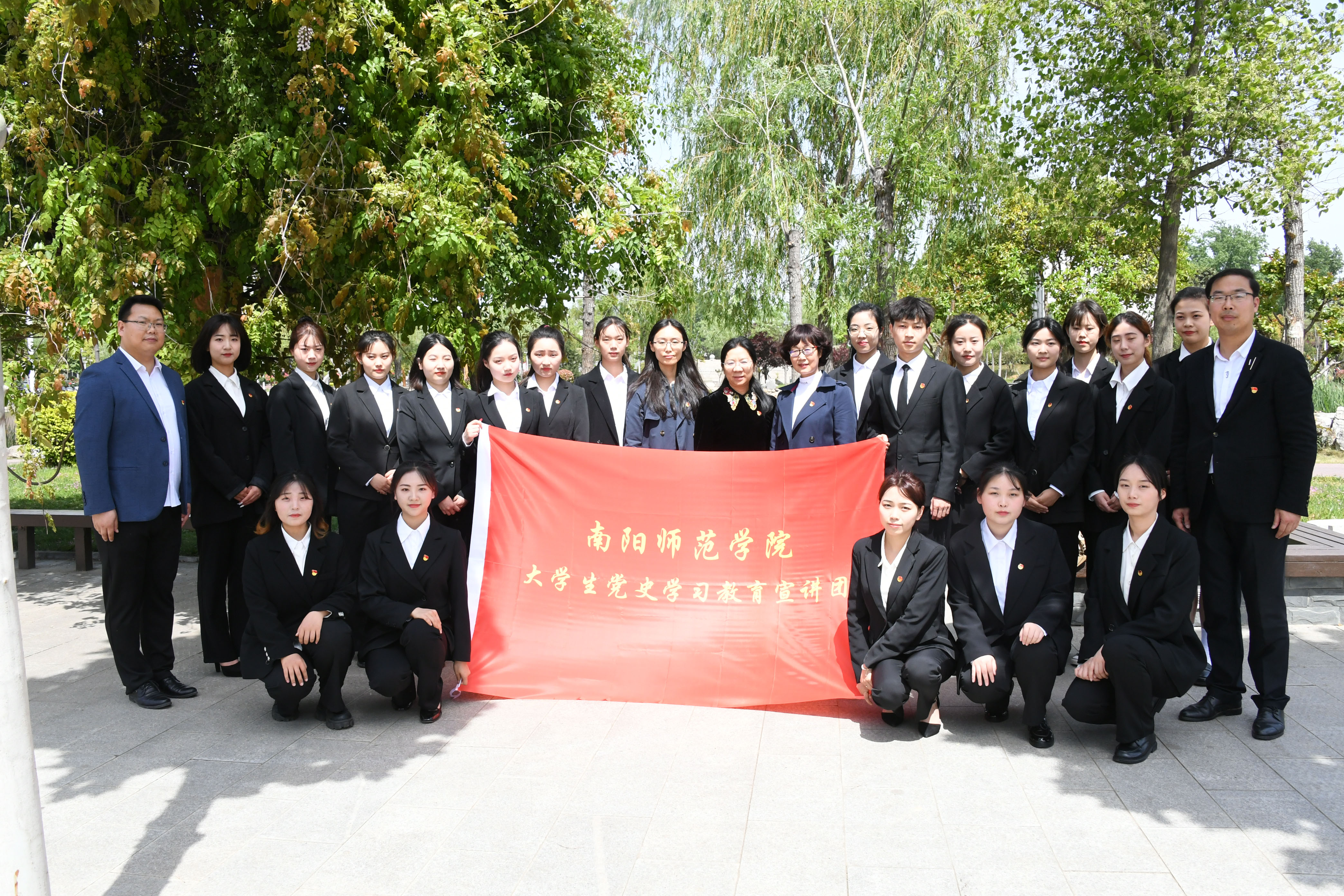 6刘吕红教授与Beat365党史学习教育大学生宣讲团成员合影.JPG
