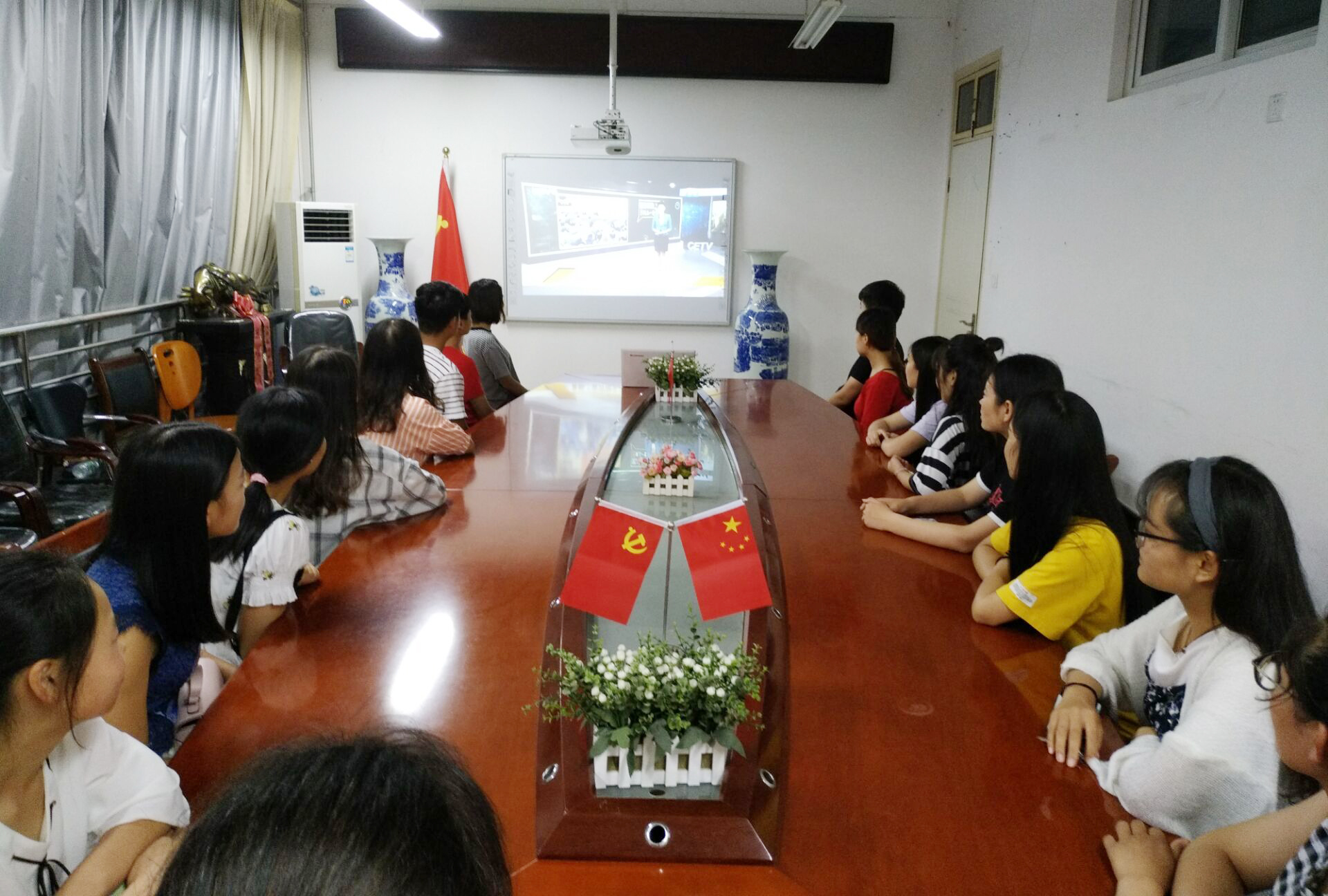 1机电工程学院师生集中收看直播授课.jpg