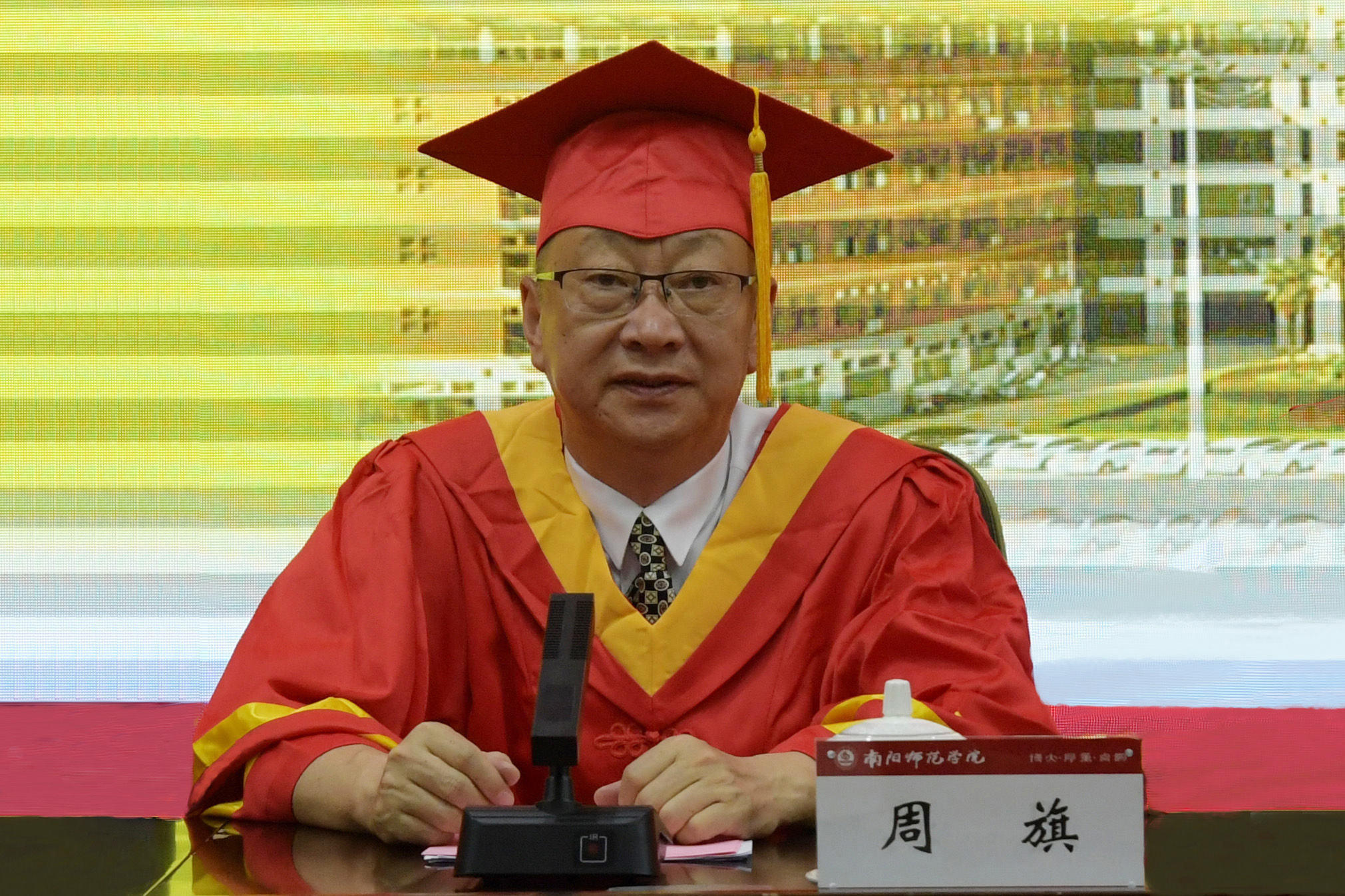 5.副校长周旗宣读了《Beat365官网学位评定委员会关于授予徐安乐等48名研究生工程硕士专业学位的决定》.jpg