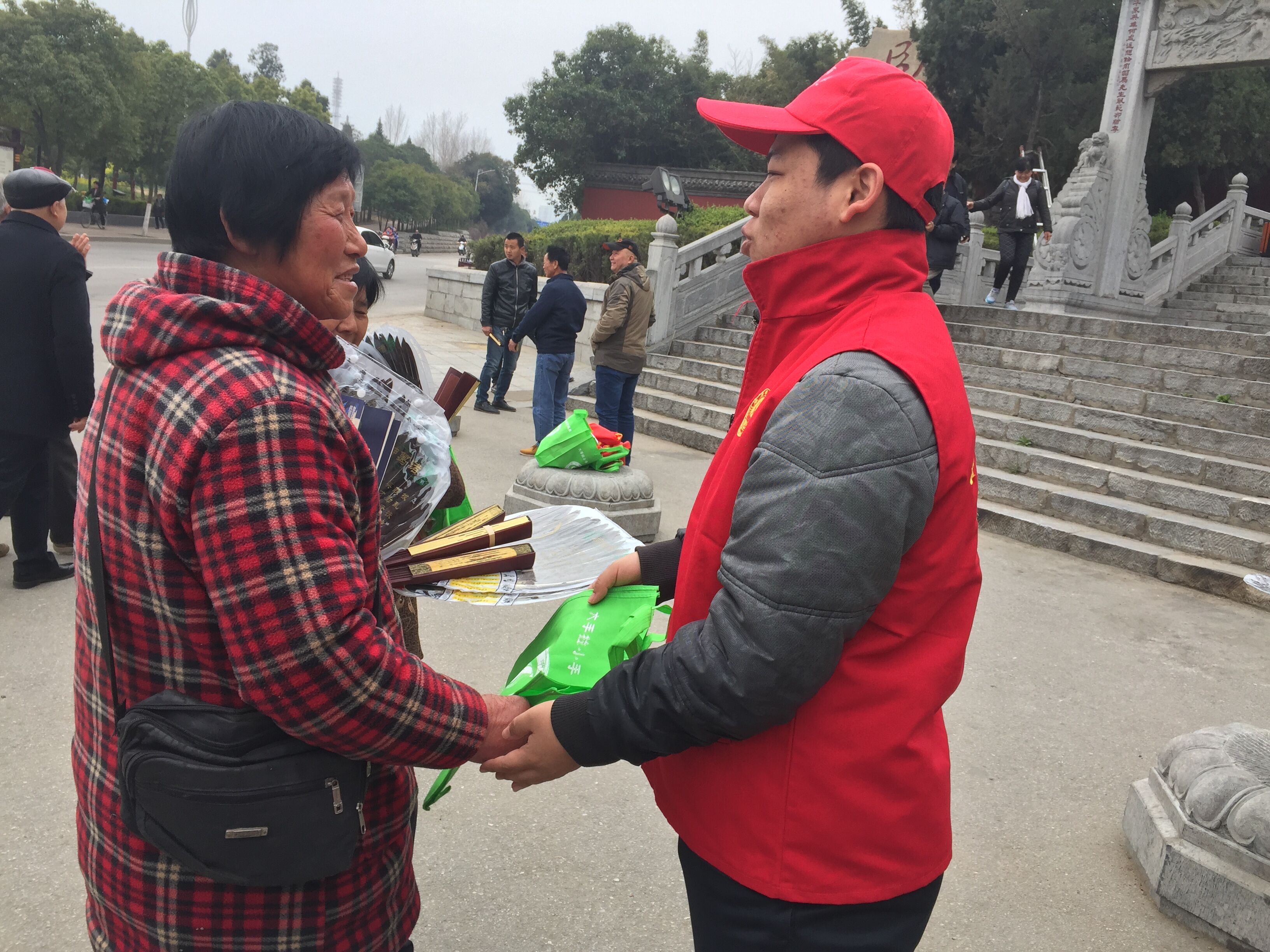 4环境科学与旅游学院导游志愿服务队为武侯祠游客提供文明引导服务.jpg