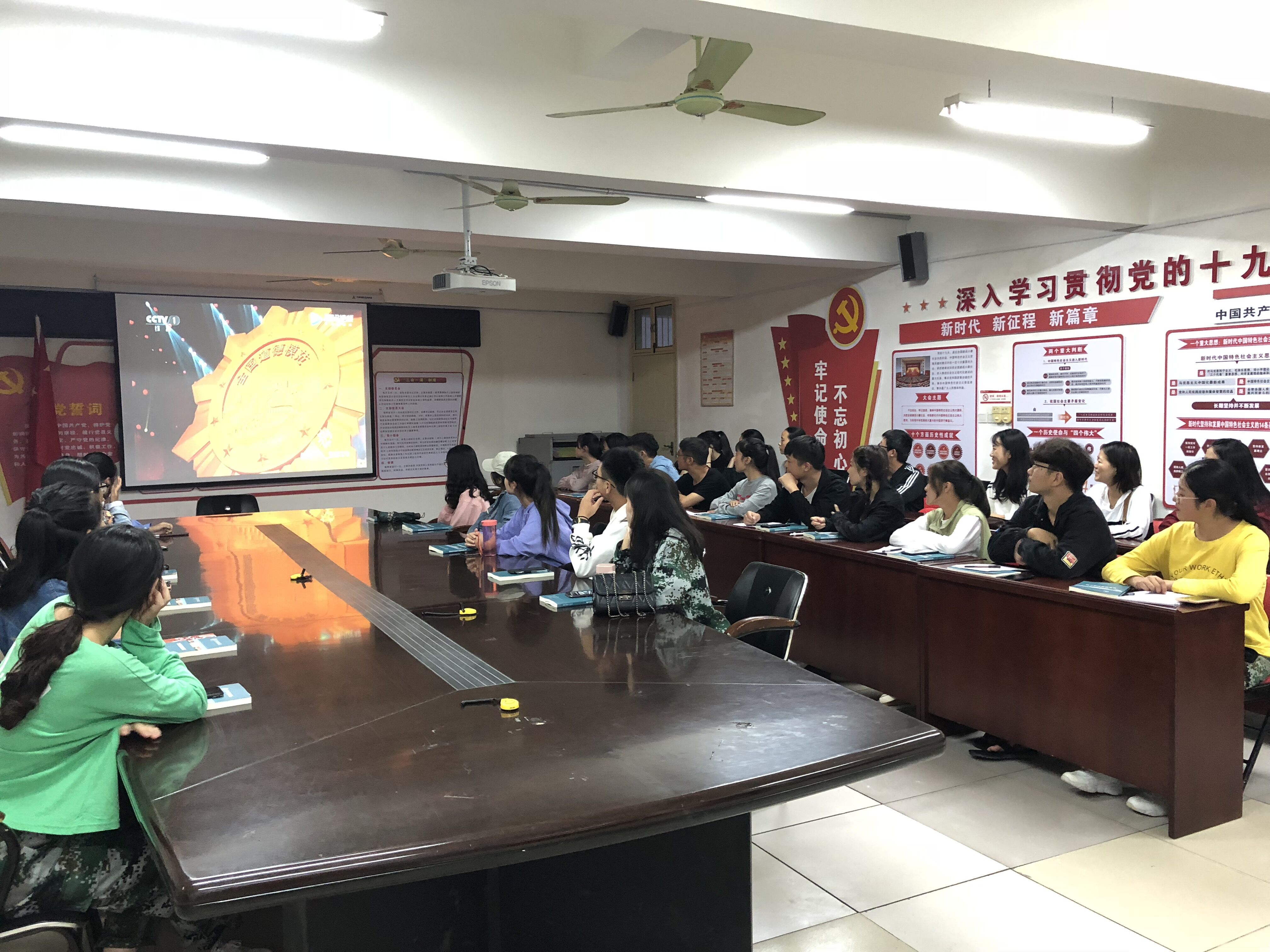 音乐学院组织收看全国道德模范颁奖仪式.jpg