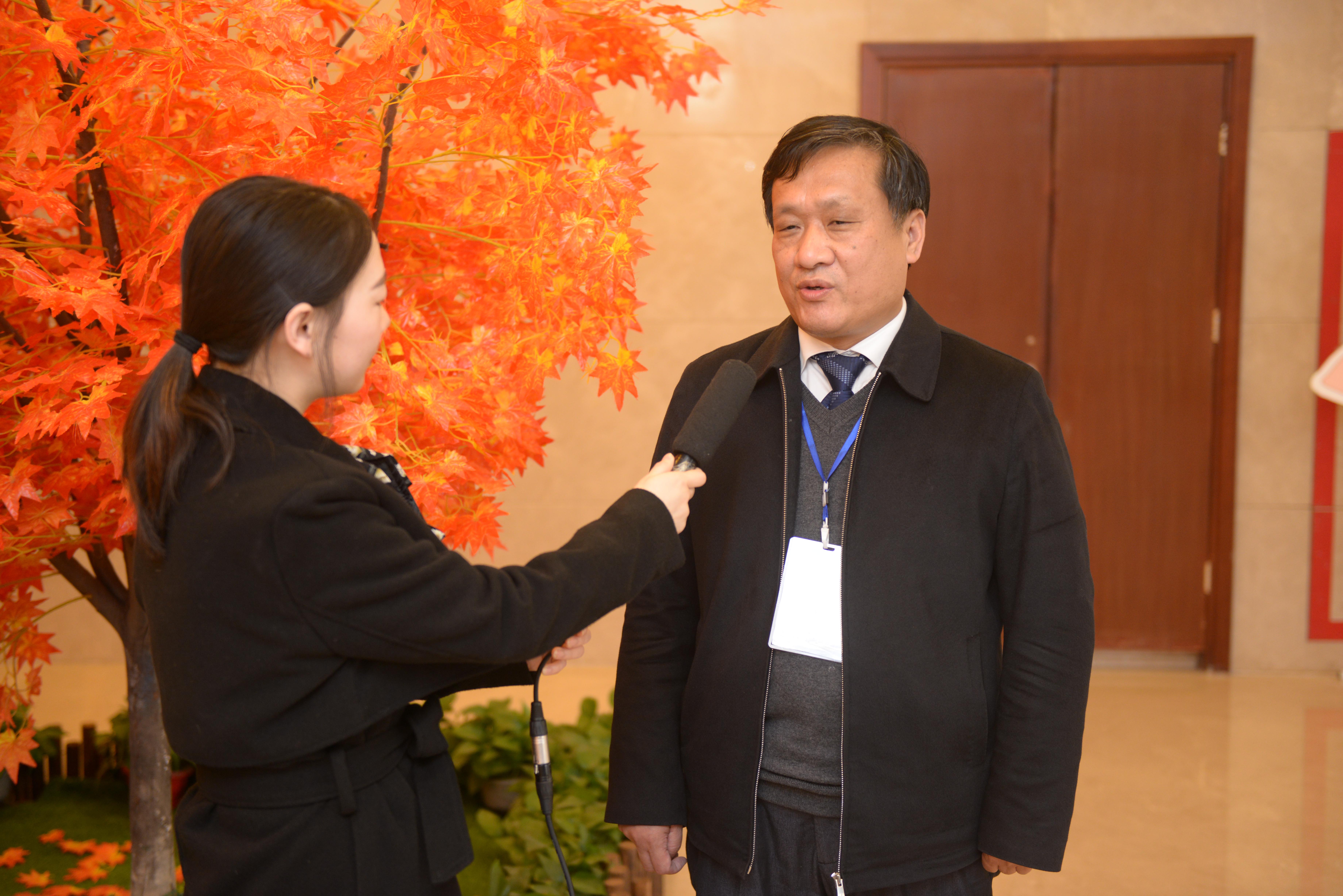 4党委书记黄荣杰接受记者采访.JPG