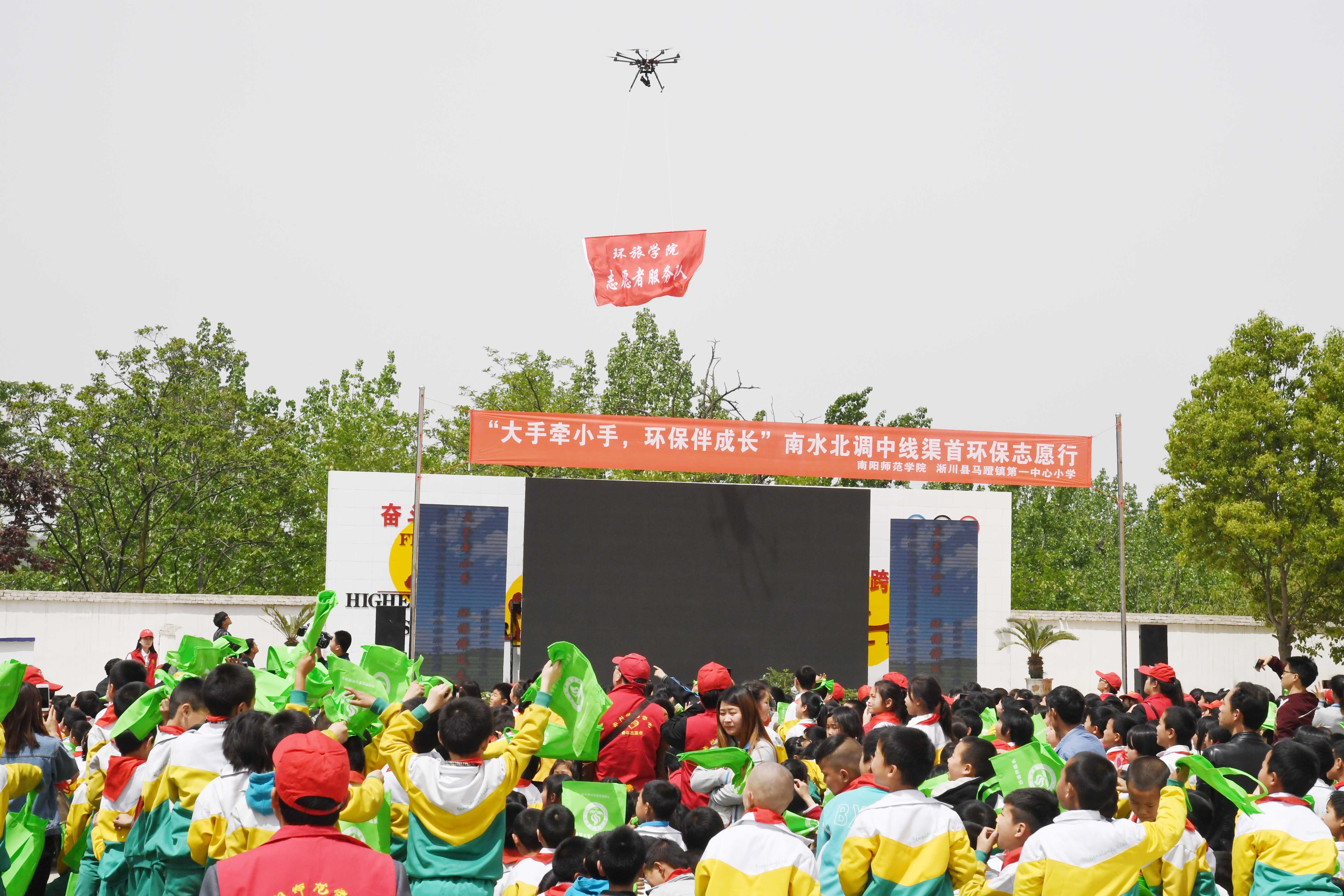 9无人机飞行表演.JPG