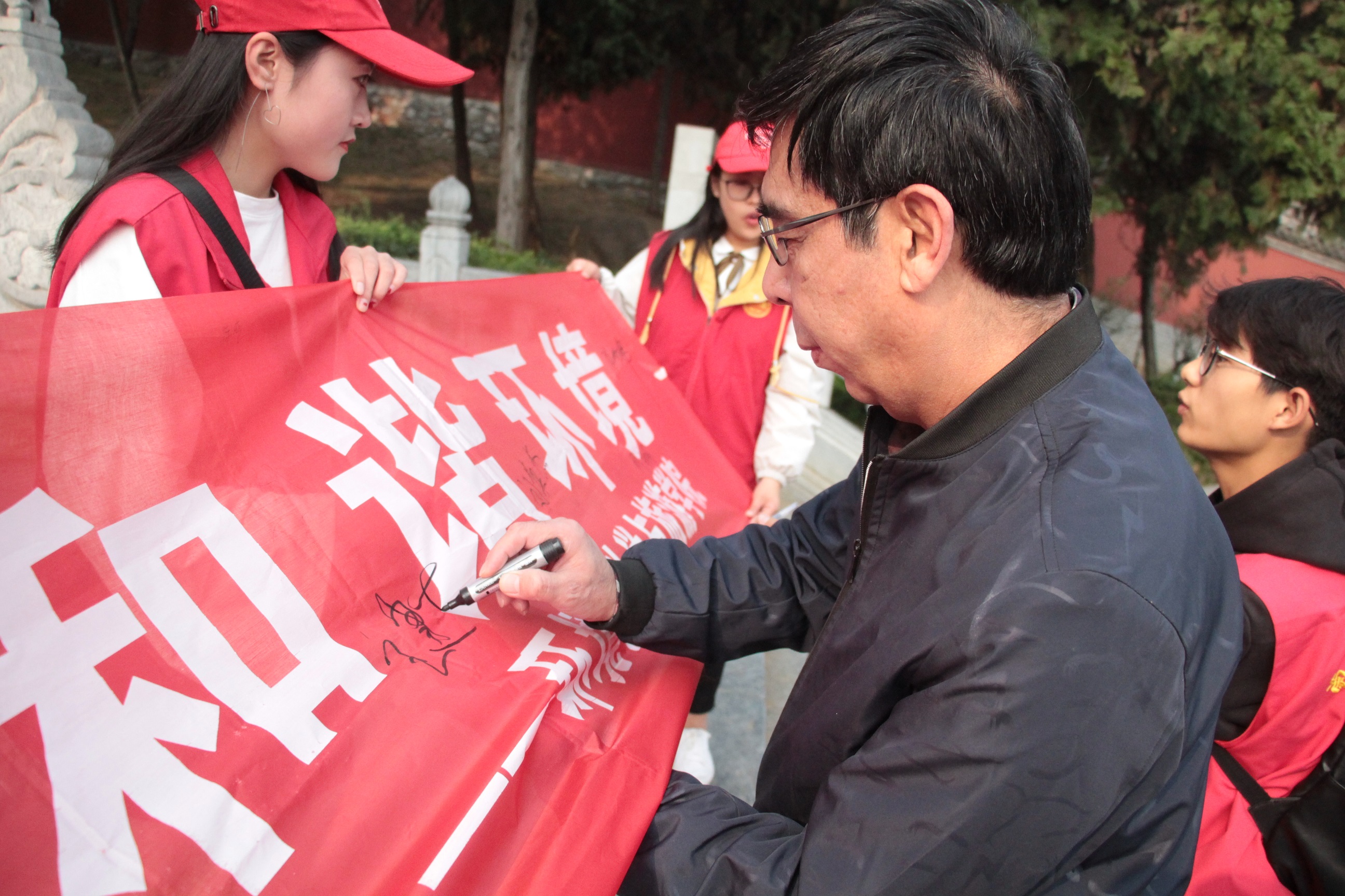 2动员游客在文明旅游条幅上签名.JPG