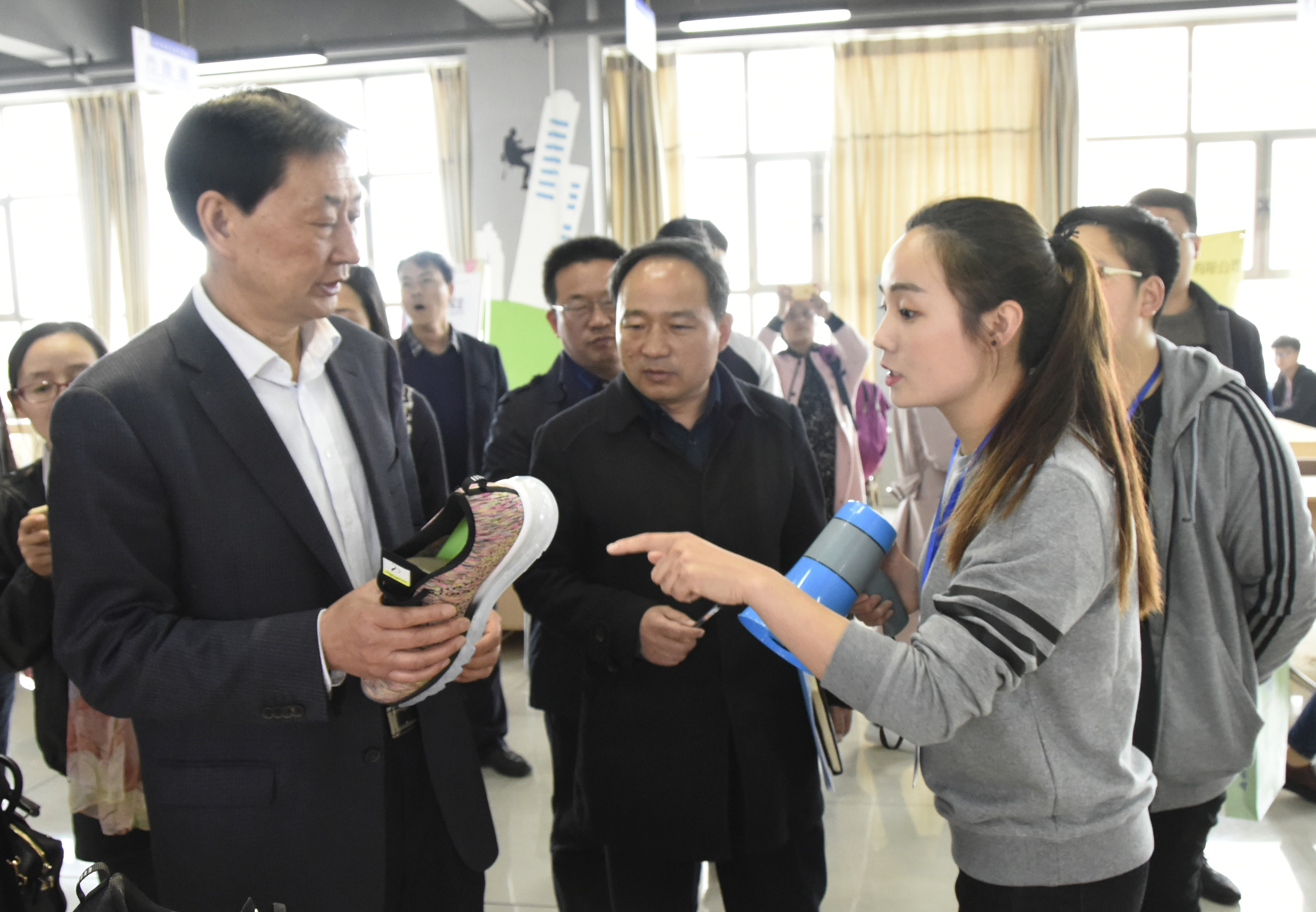 5与会代表到Beat365就业指导与服务中心和创业孵化园参观学习.jpg